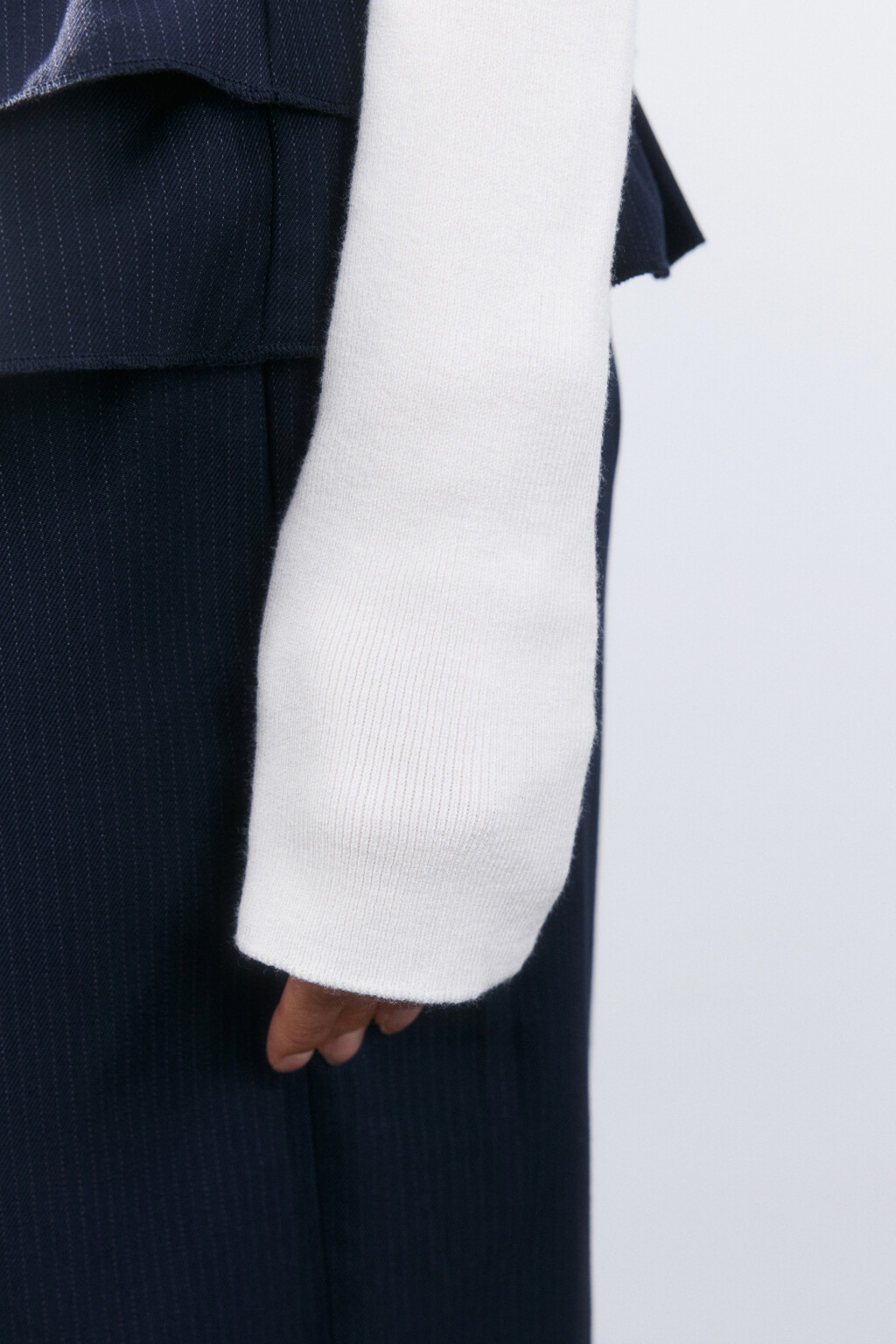 Джемпер облегающий с открытыми плечами - цвет молочный - 6