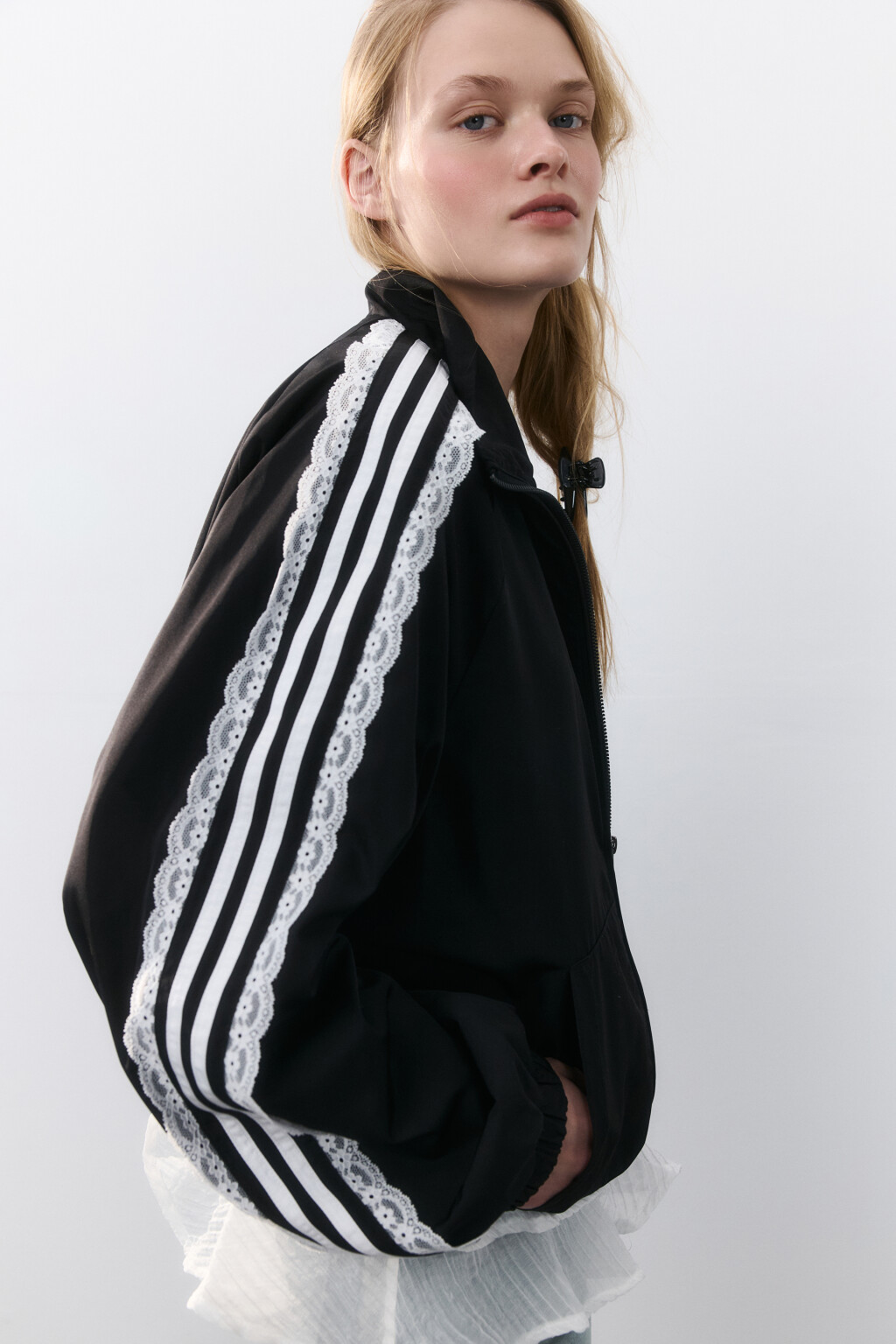 Куртка-олимпийка с кружевными лампасами - цвет черный - 1