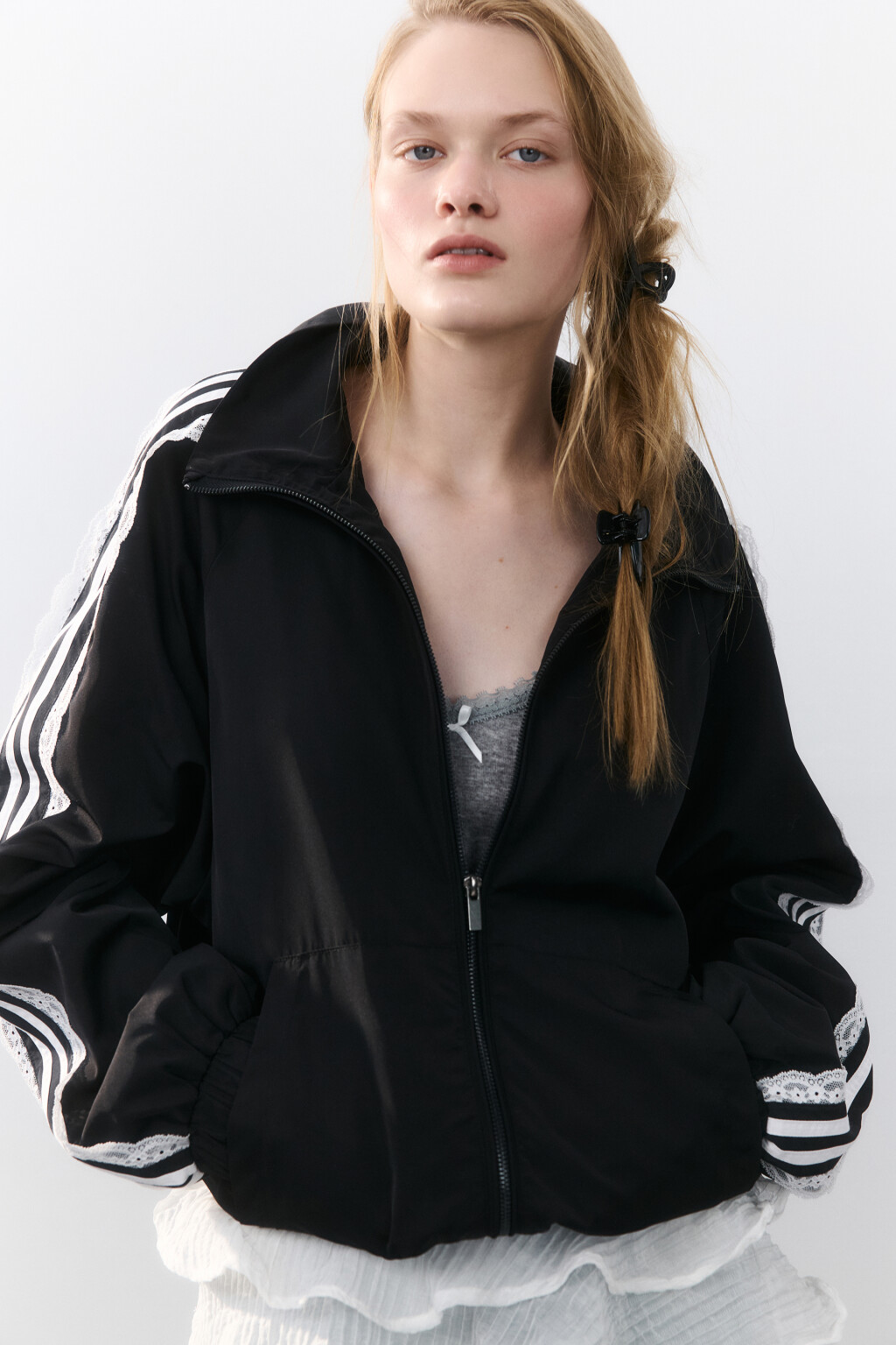Куртка-олимпийка с кружевными лампасами - цвет черный - 2