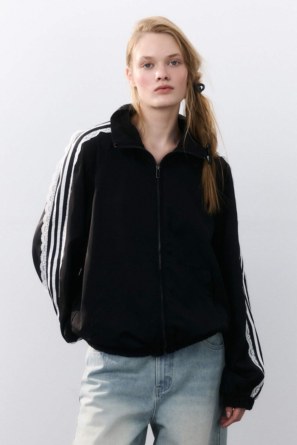 Куртка-олимпийка с кружевными лампасами - цвет черный - 3