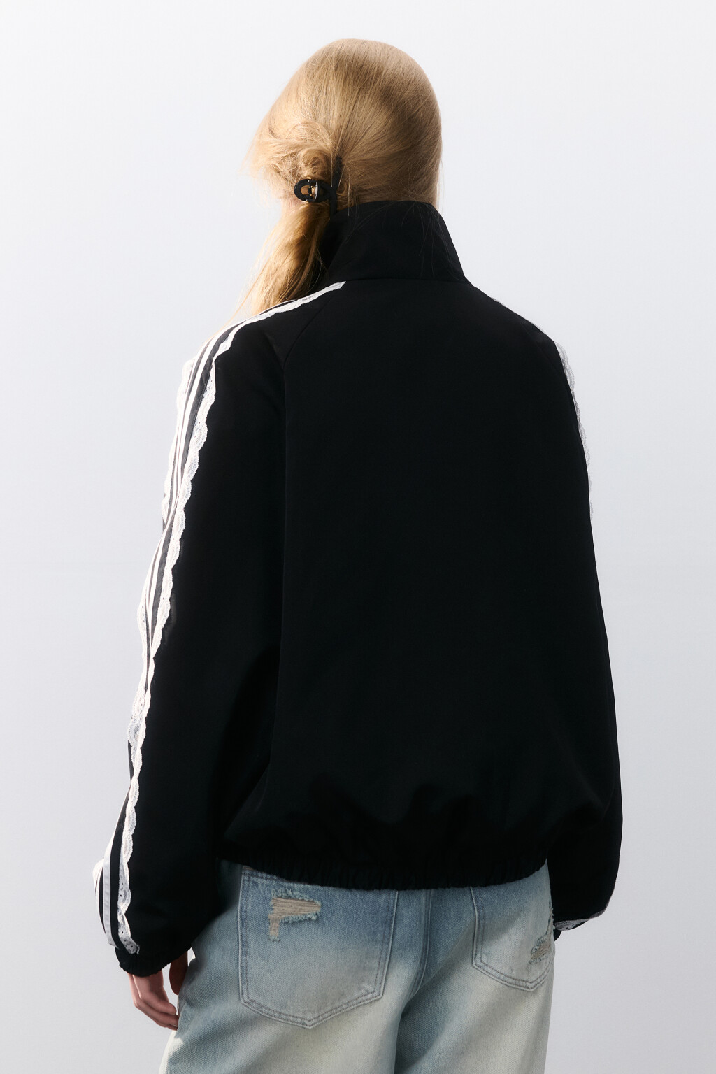 Куртка-олимпийка с кружевными лампасами - цвет черный - 4