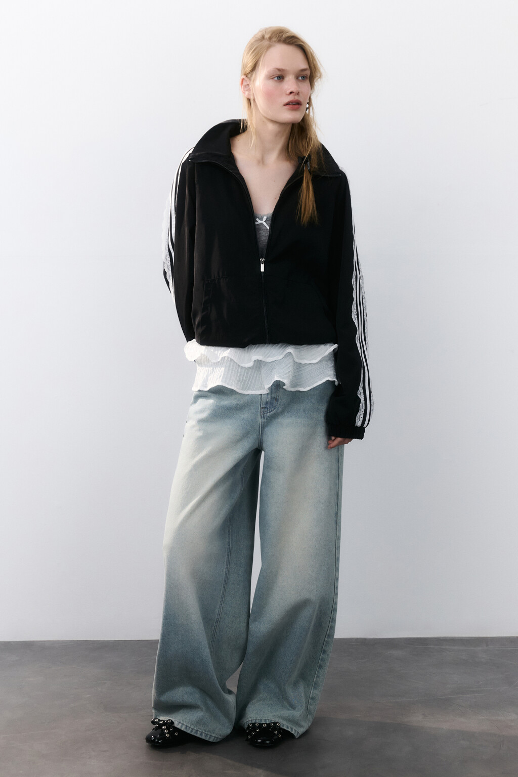 Куртка-олимпийка с кружевными лампасами - цвет черный - 5