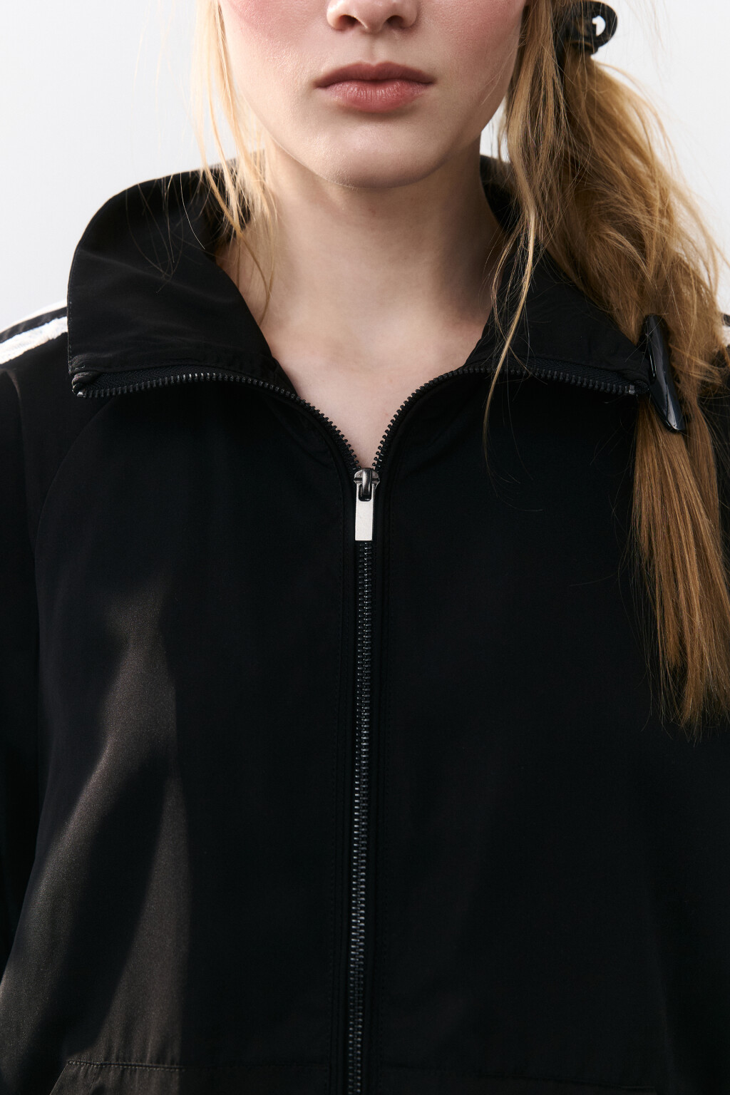 Куртка-олимпийка с кружевными лампасами - цвет черный - 6