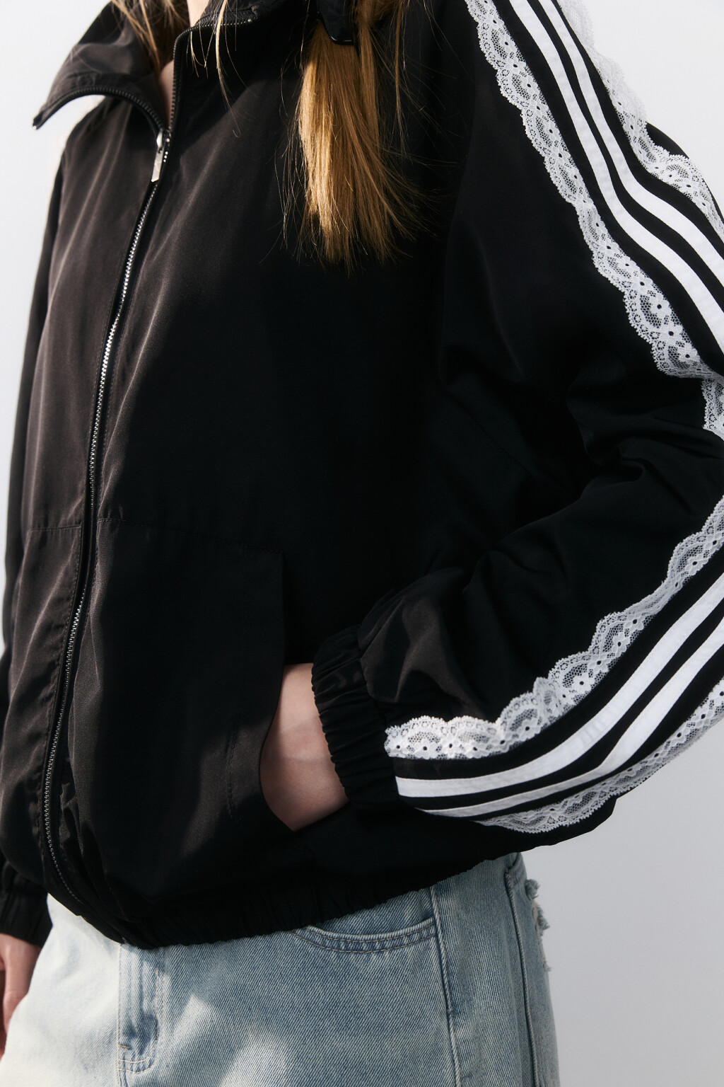 Куртка-олимпийка с кружевными лампасами - цвет черный - 7