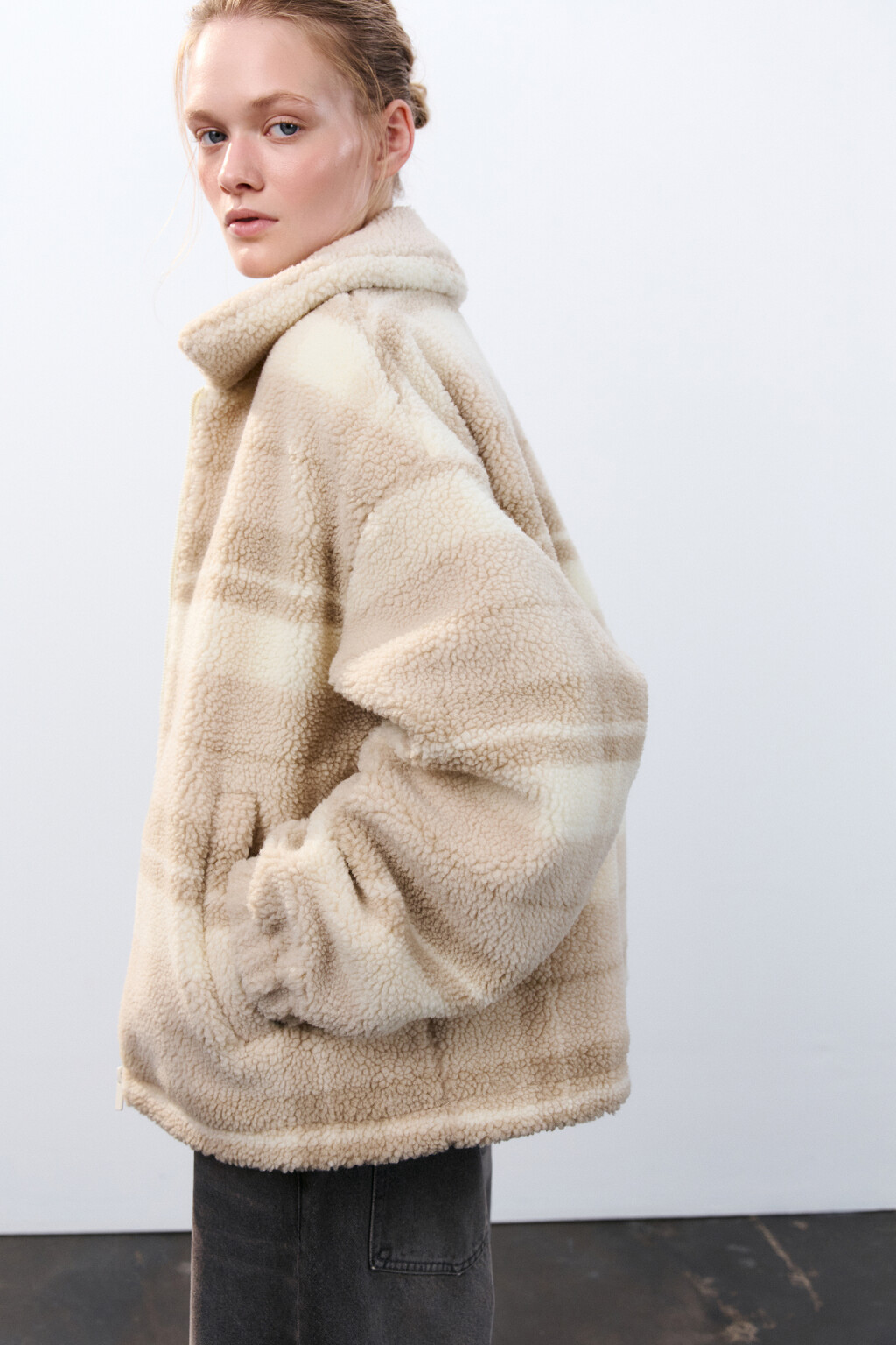 Куртка плюшевая в клетку - цвет бежевый - 2