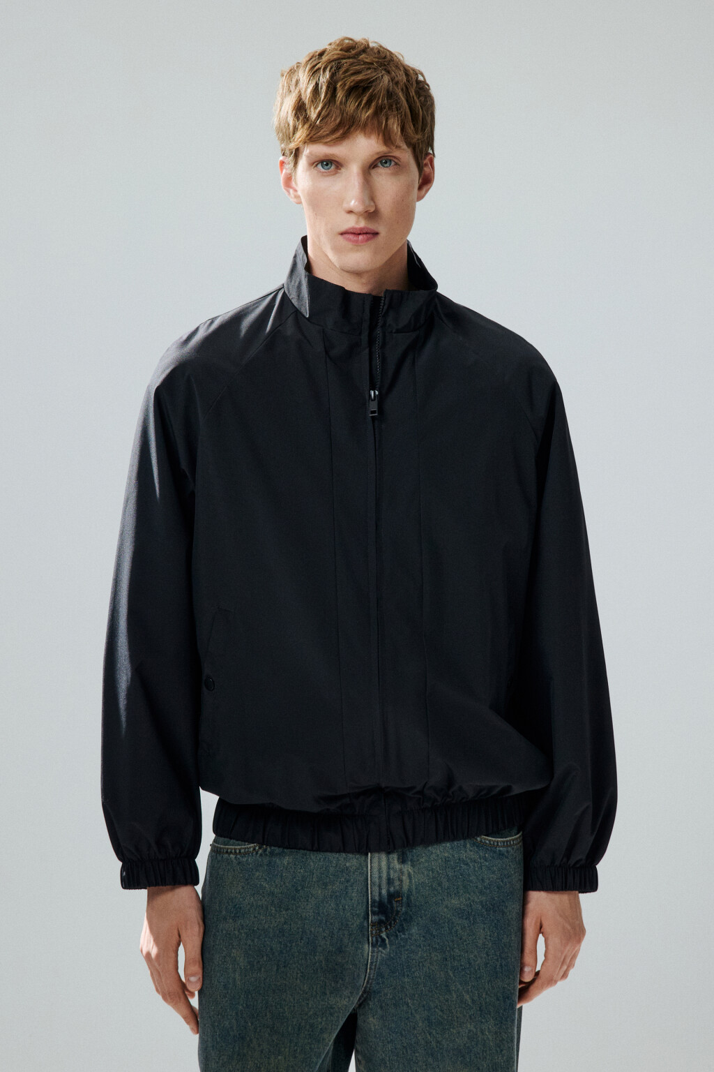 Куртка-ветровка на молнии - цвет черный - 2