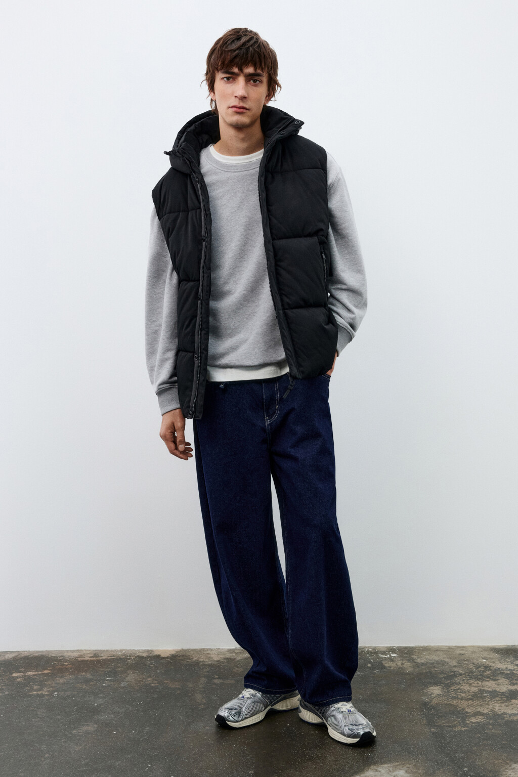 Жилет стеганый с капюшоном - цвет черный - 4