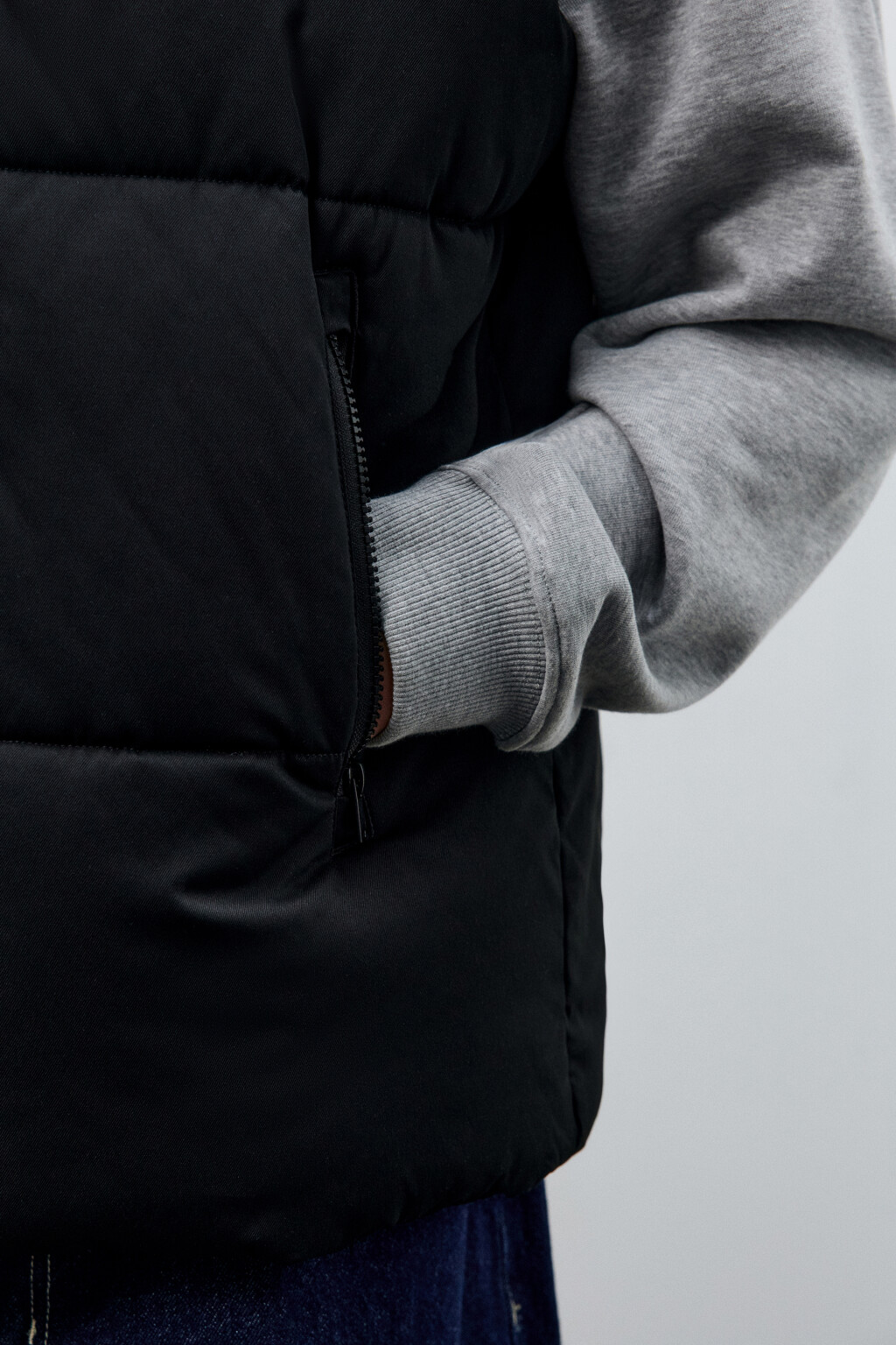 Жилет стеганый с капюшоном - цвет черный - 6