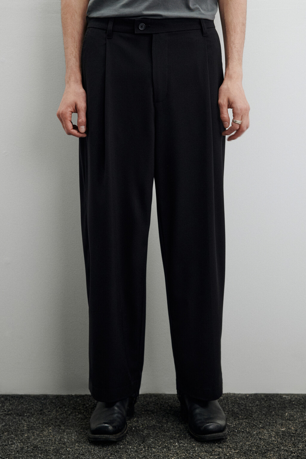 Брюки костюмные со складками на поясе - цвет черный - 1