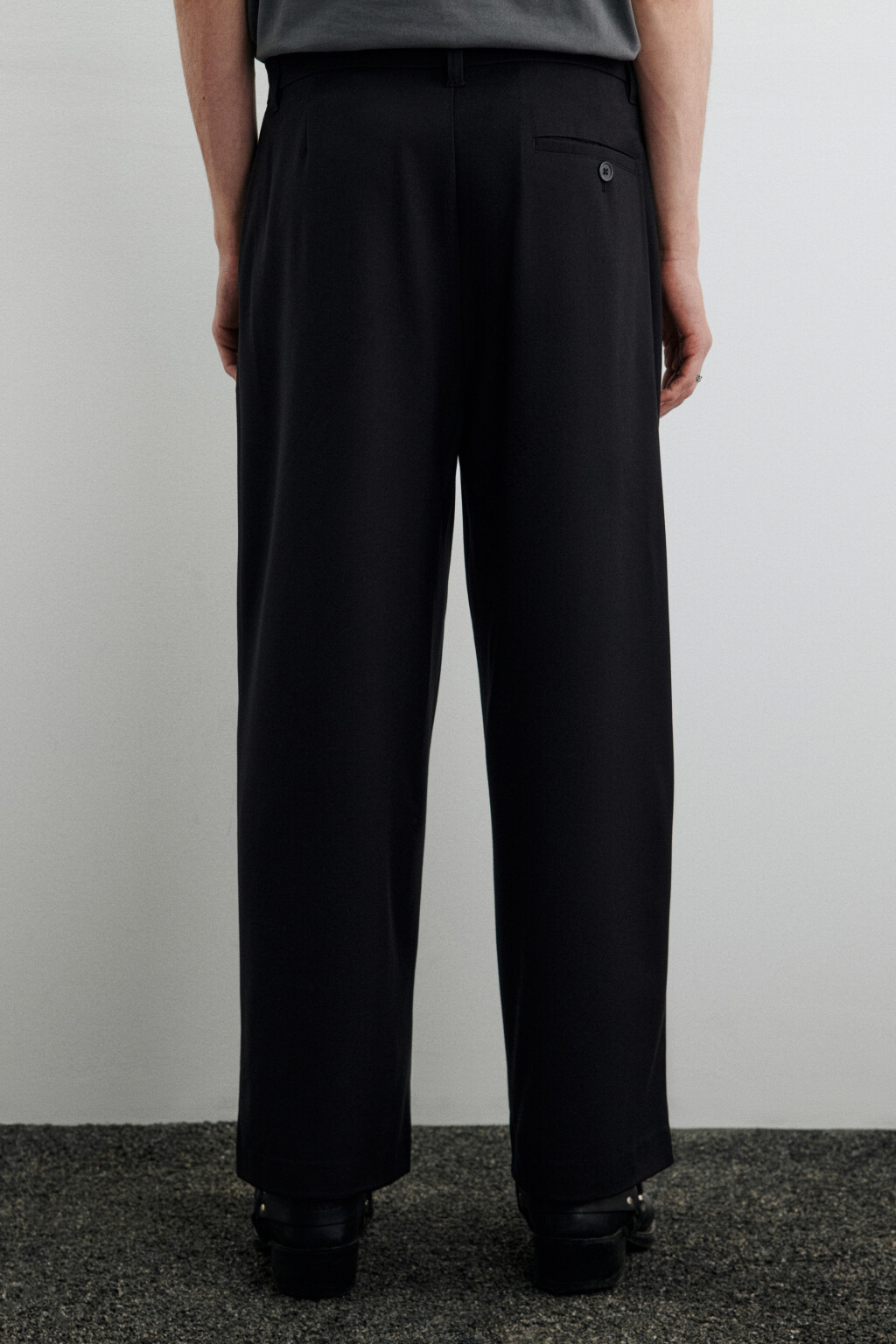 Брюки костюмные со складками на поясе - цвет черный - 2