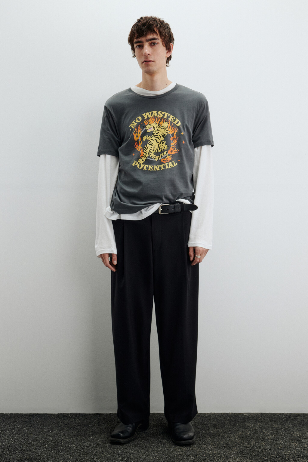 Брюки костюмные со складками на поясе - цвет черный - 3