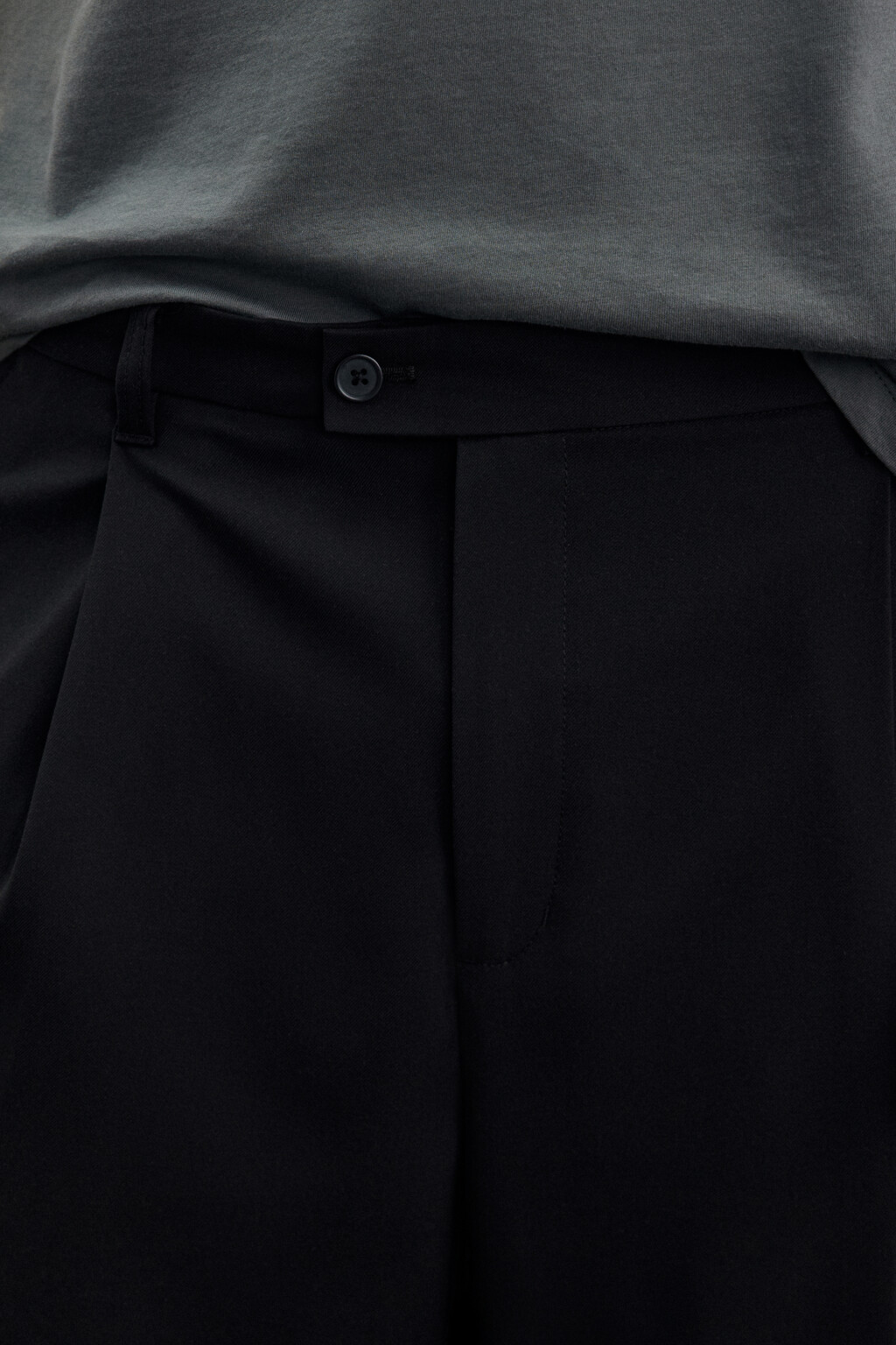 Брюки костюмные со складками на поясе - цвет черный - 4