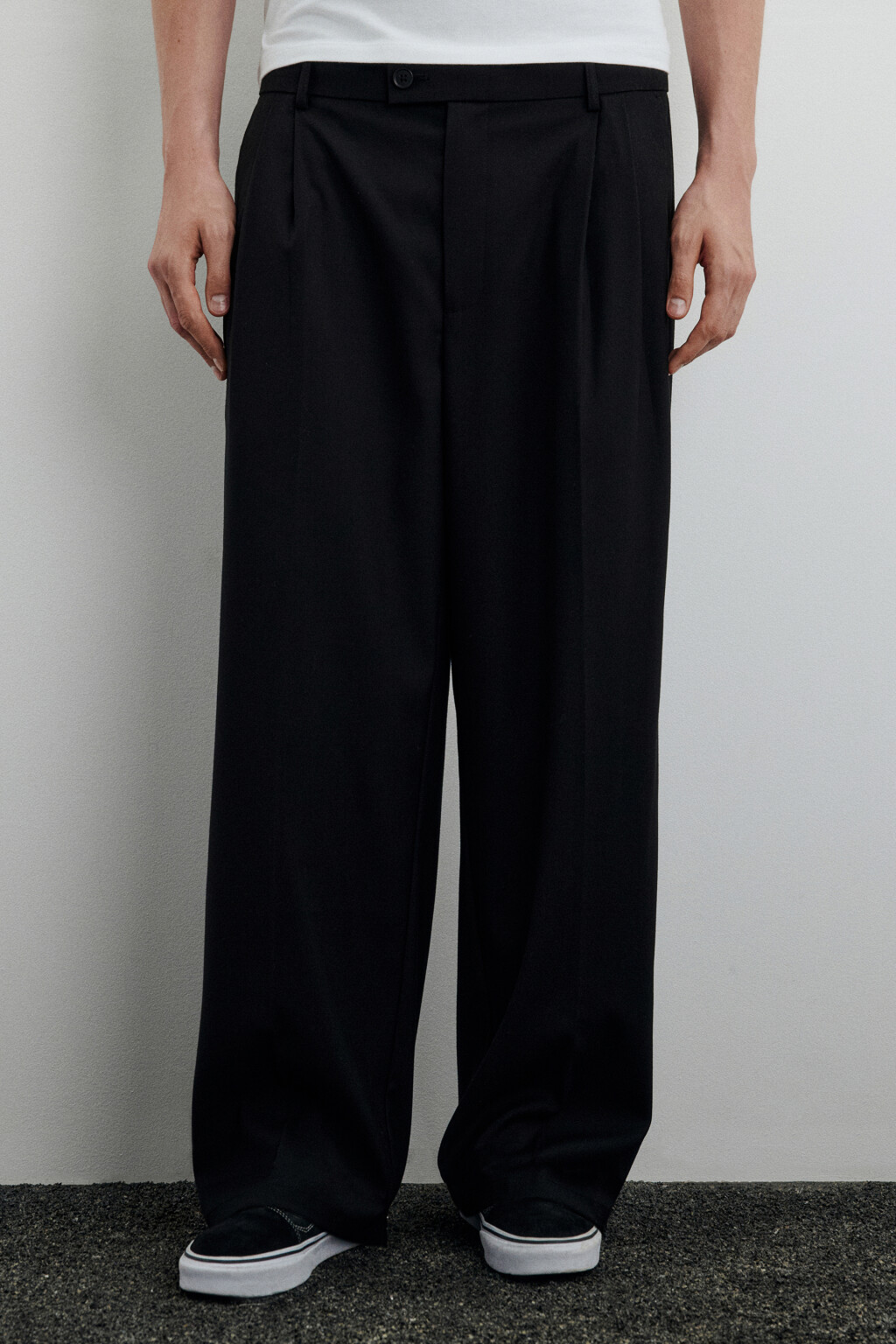 Брюки широкие костюмные со стрелками - цвет черный - 2