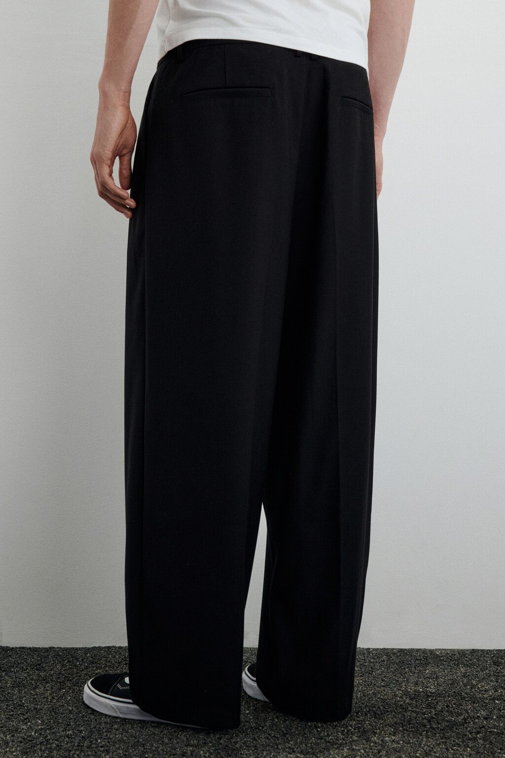 Брюки широкие костюмные со стрелками - цвет черный - 3