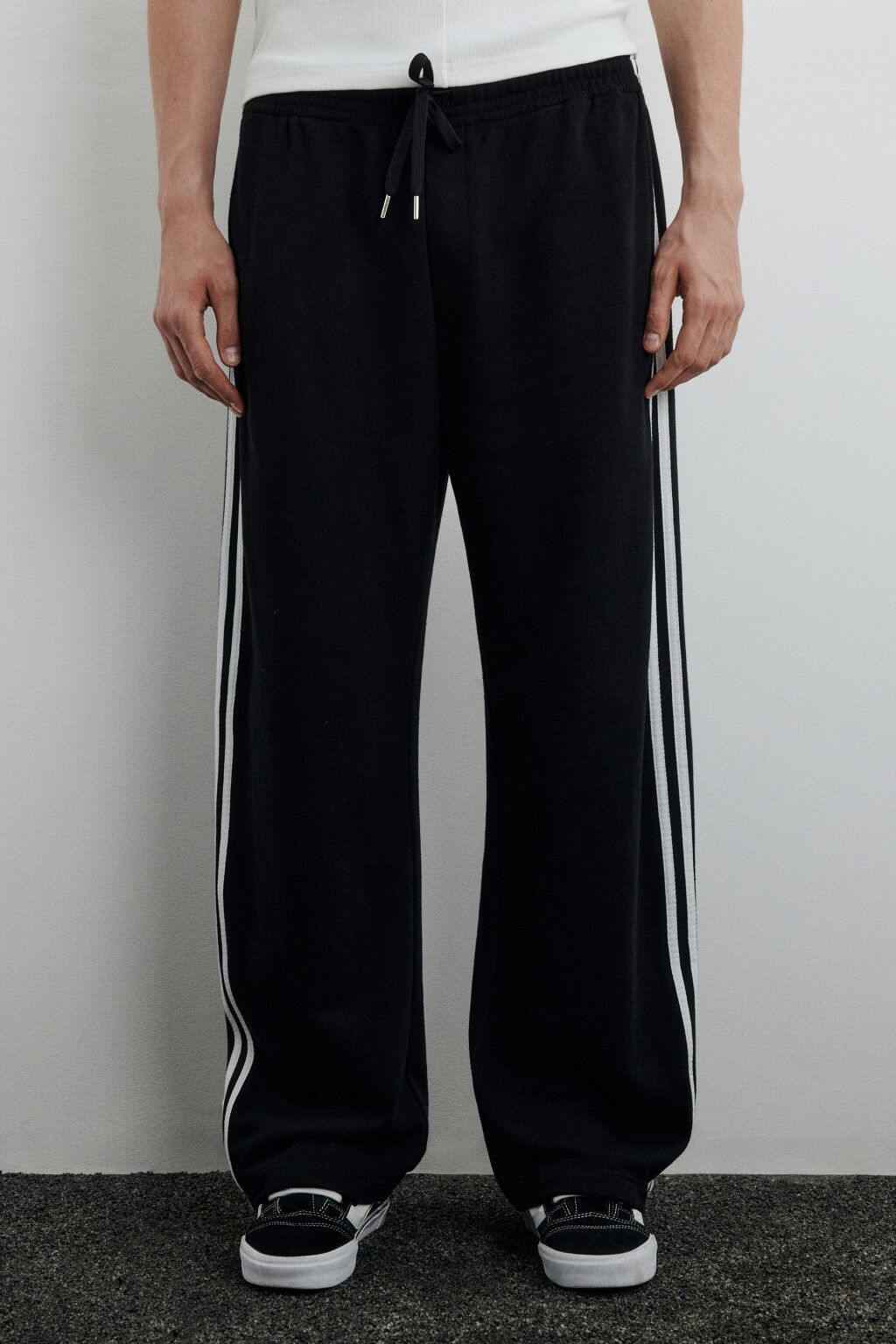 Брюки трикотажные с лампасами - цвет черный - 3