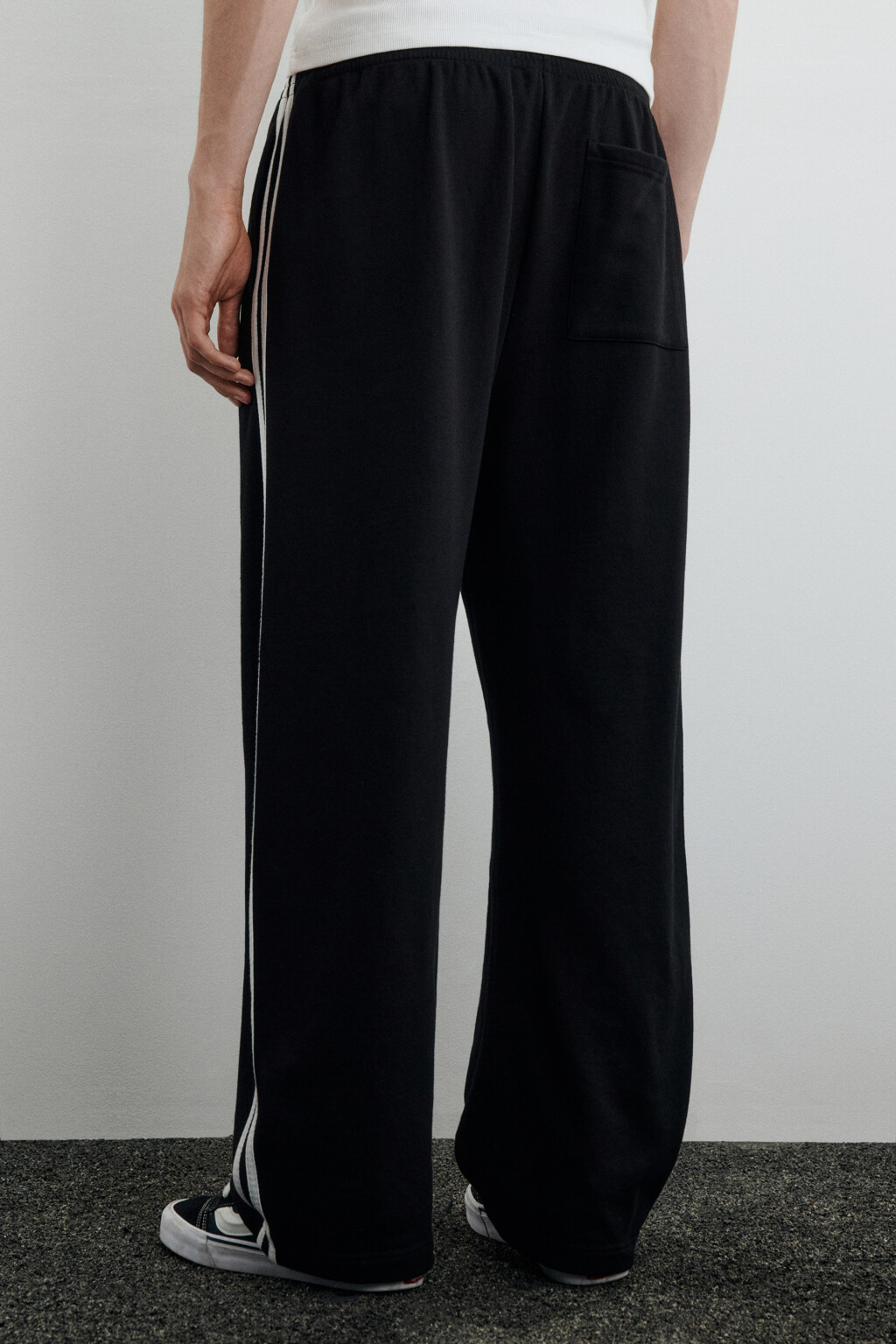 Брюки трикотажные с лампасами - цвет черный - 4