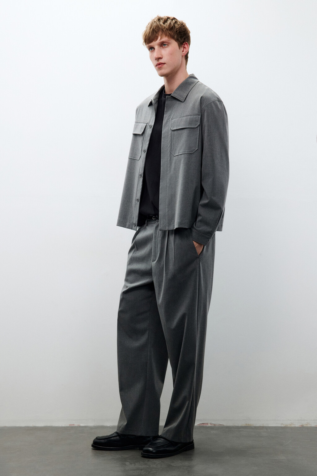 Брюки костюмные со складками на поясе - цвет серый - 1