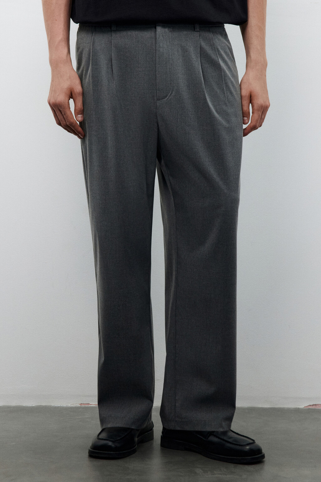 Брюки костюмные со складками на поясе - цвет серый - 2