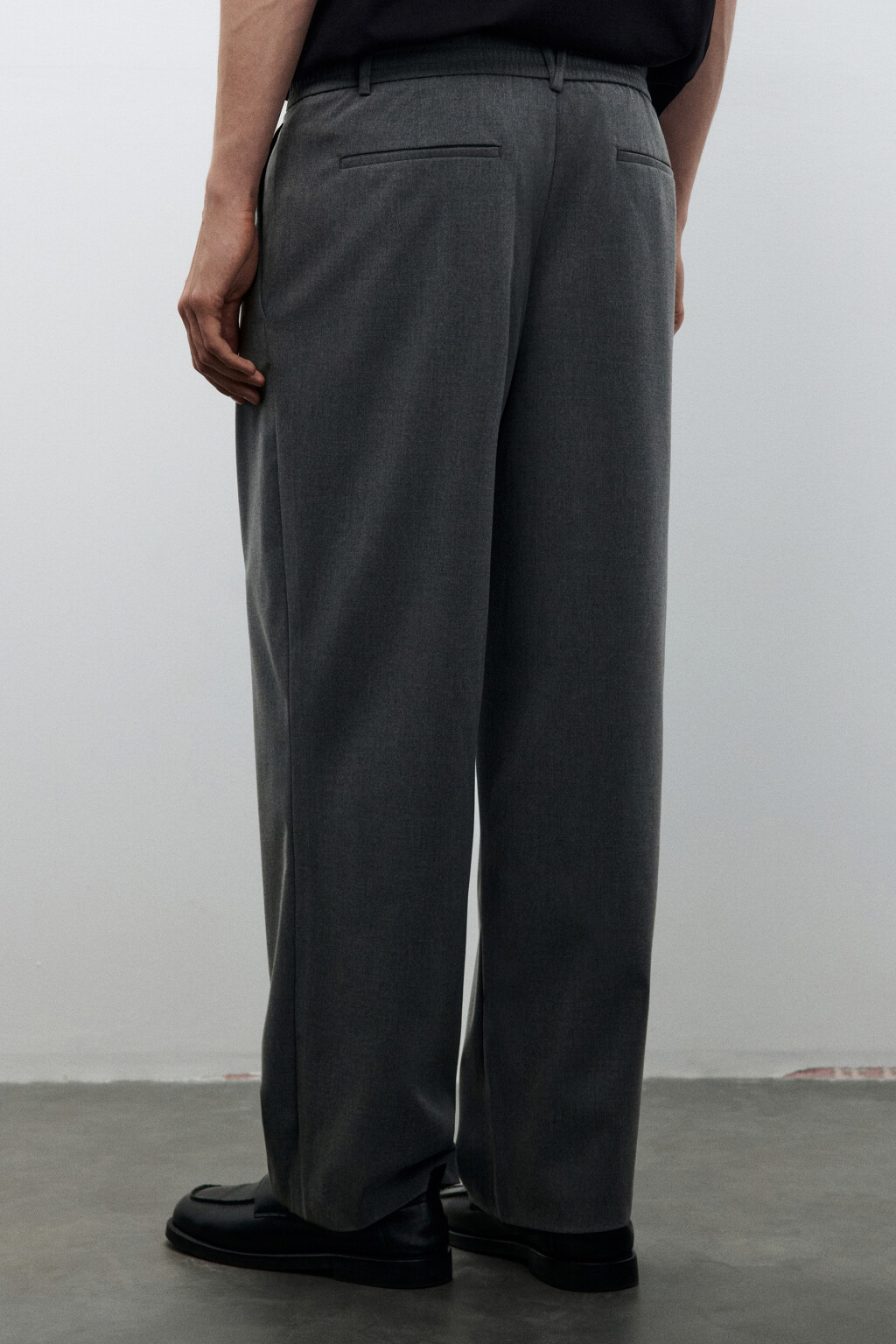Брюки костюмные со складками на поясе - цвет серый - 3