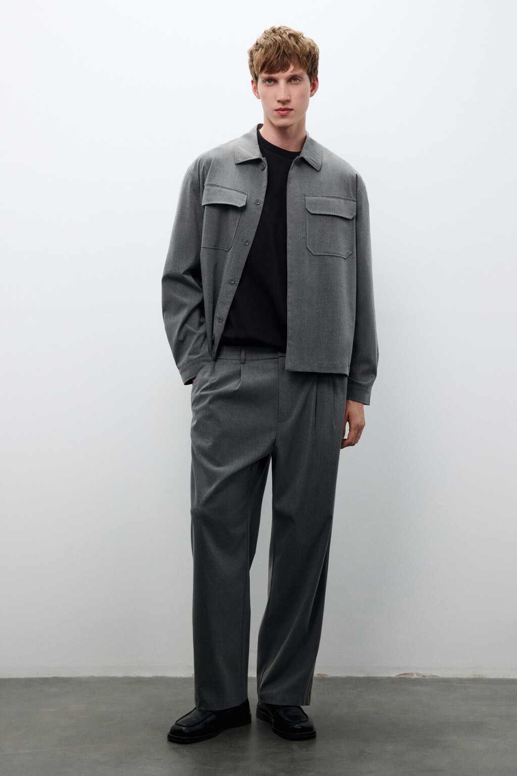 Брюки костюмные со складками на поясе - цвет серый - 4