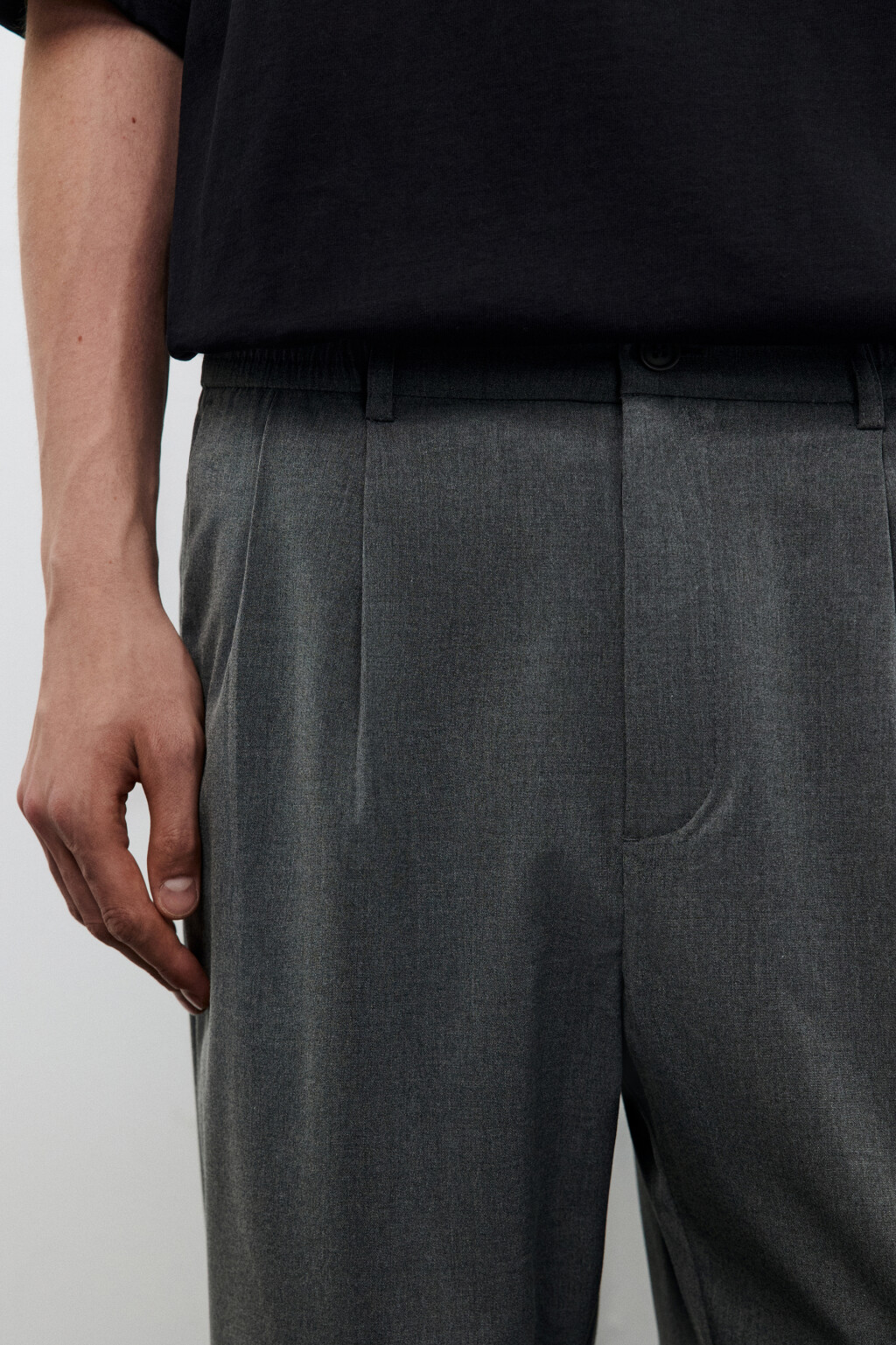 Брюки костюмные со складками на поясе - цвет серый - 5