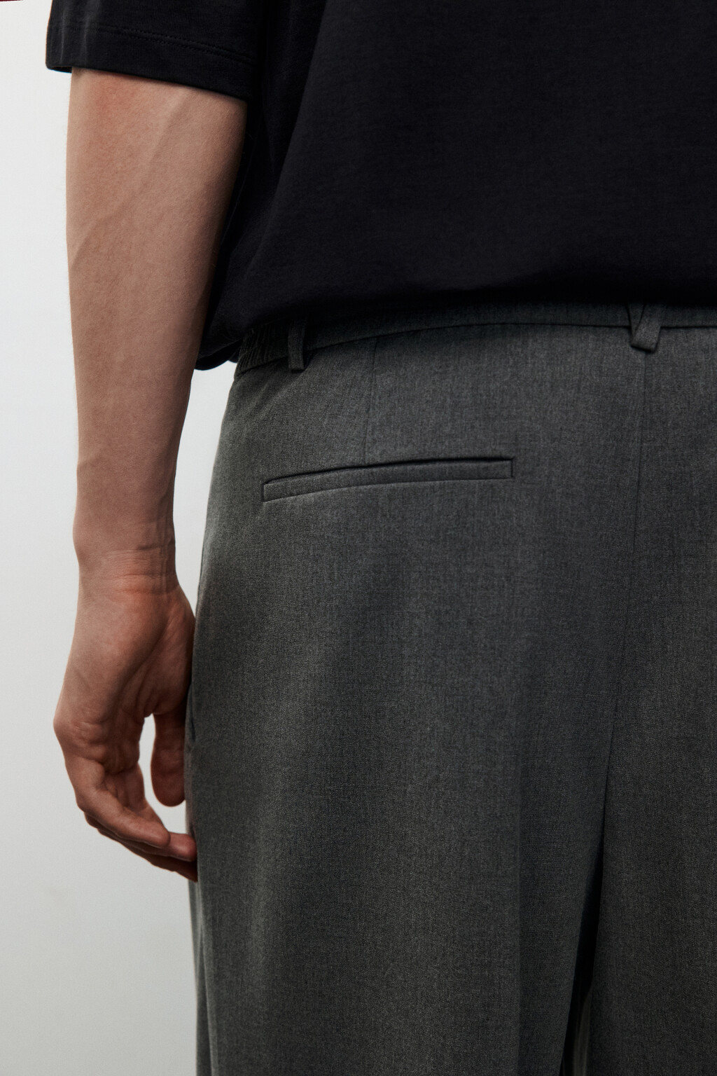Брюки костюмные со складками на поясе - цвет серый - 6