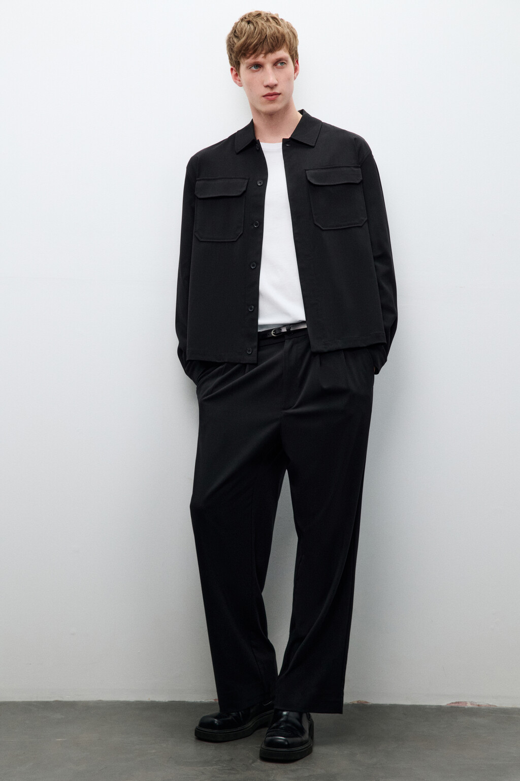 Брюки костюмные со складками на поясе - цвет черный - 1