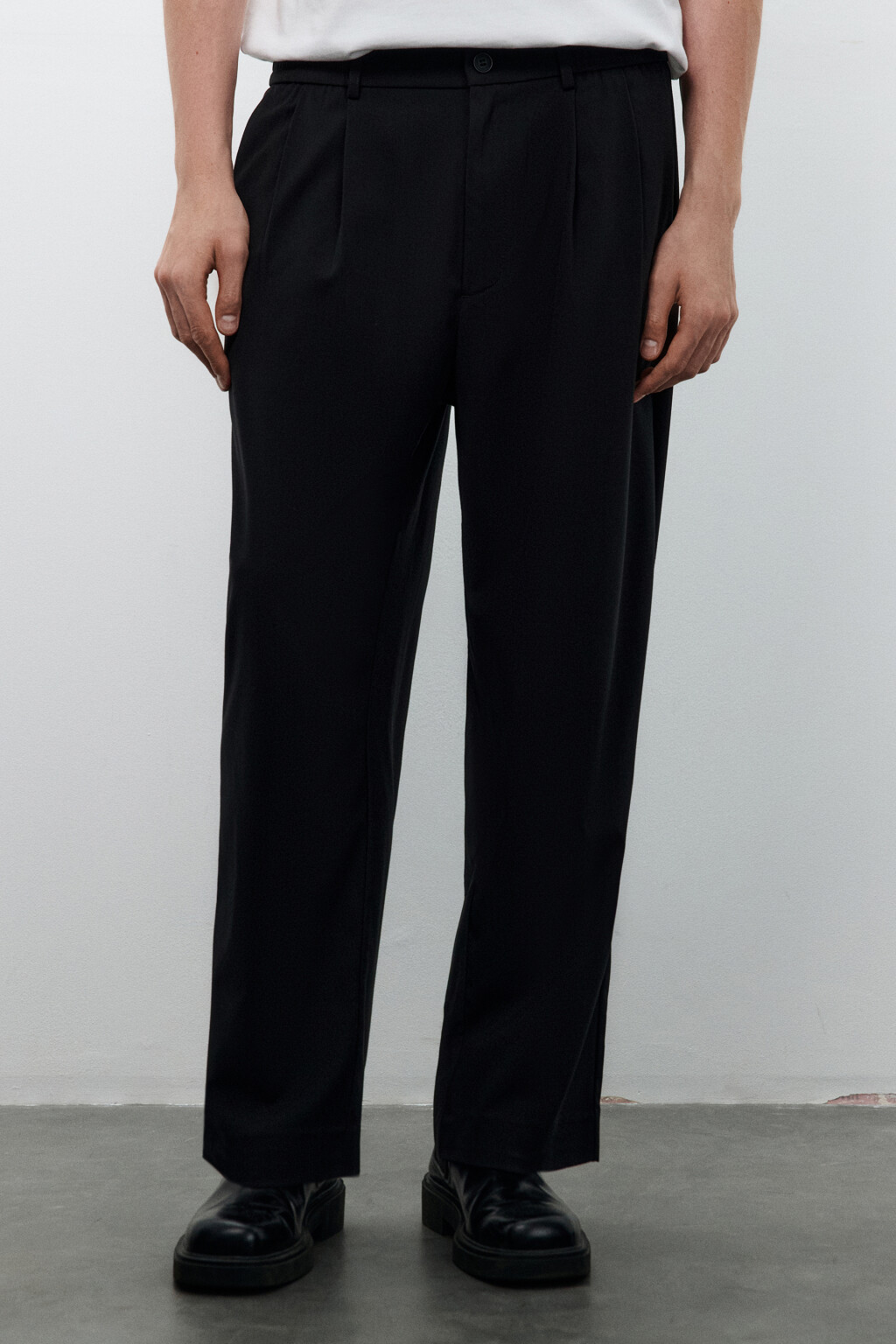 Брюки костюмные со складками на поясе - цвет черный - 2