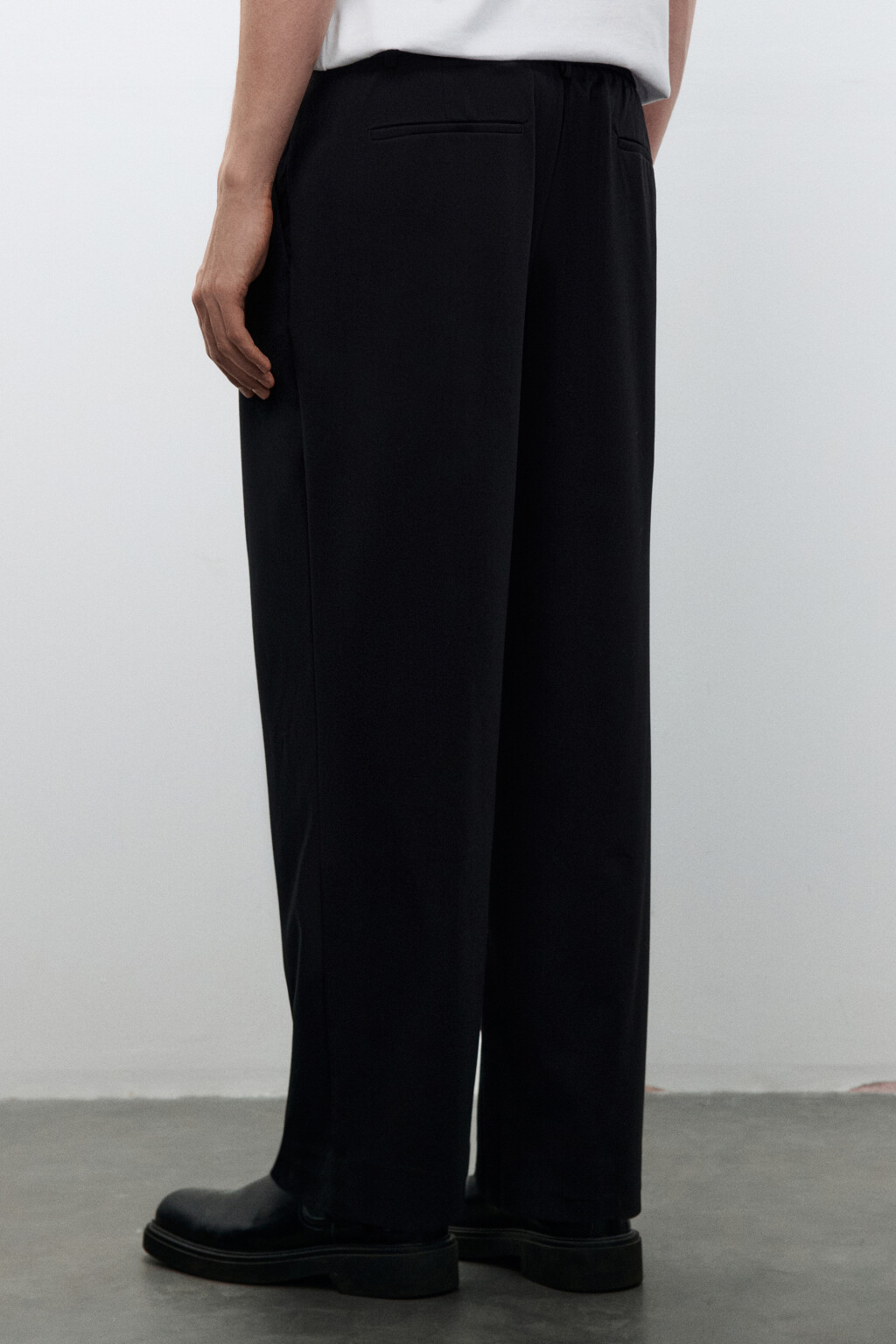 Брюки костюмные со складками на поясе - цвет черный - 3
