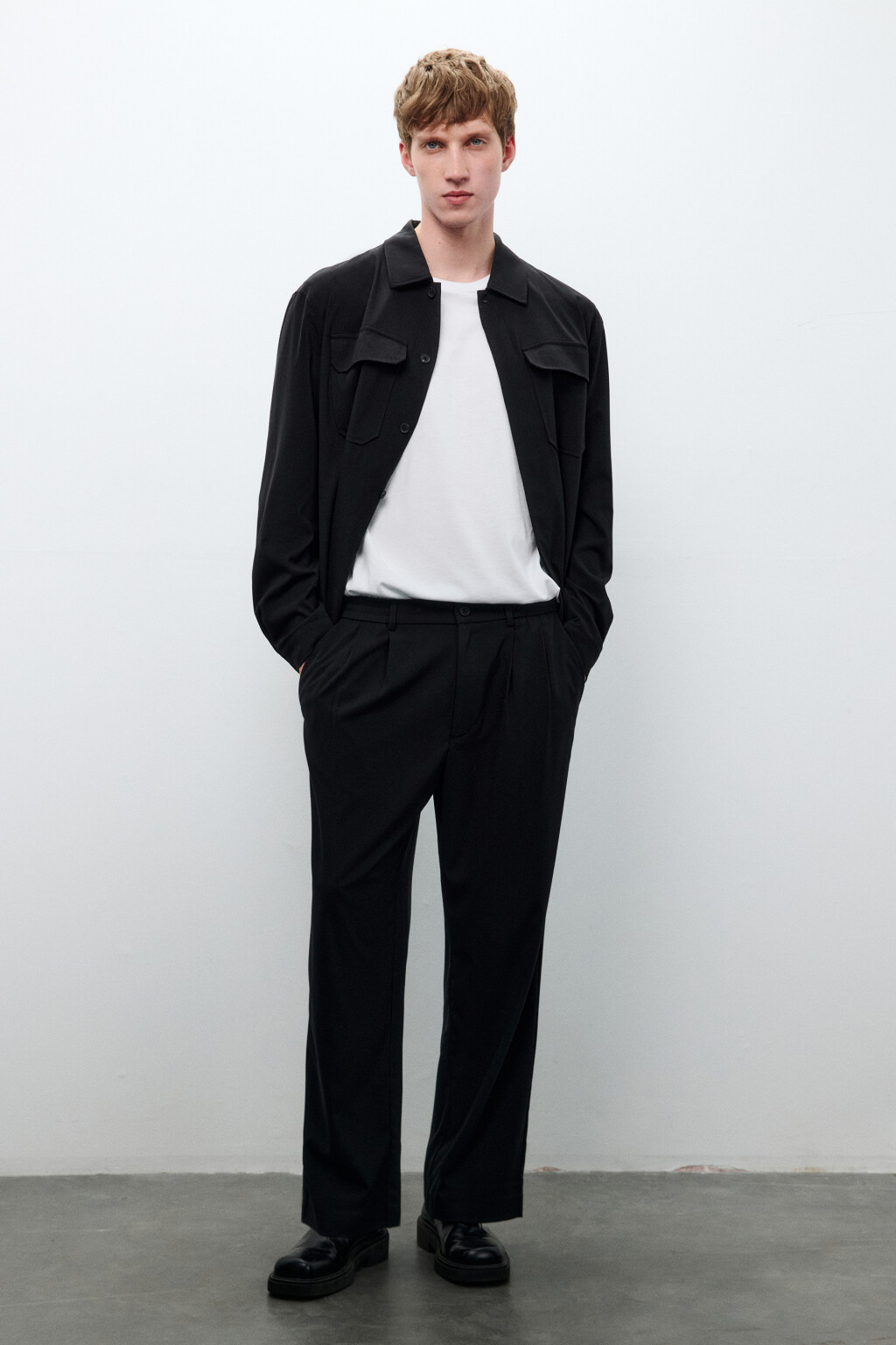 Брюки костюмные со складками на поясе - цвет черный - 4