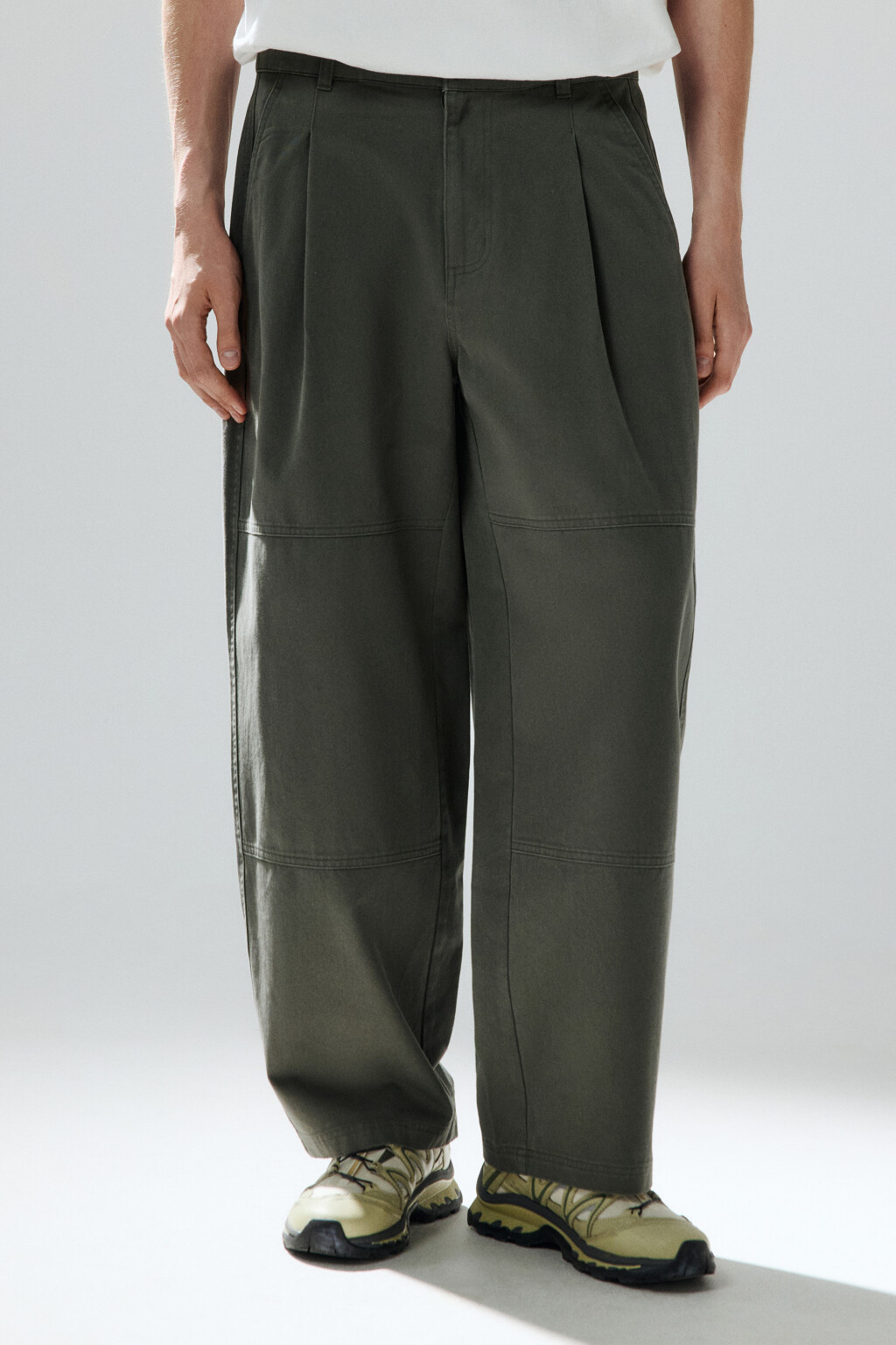 Брюки широкие из хлопкового текстиля - цвет зеленый - 2