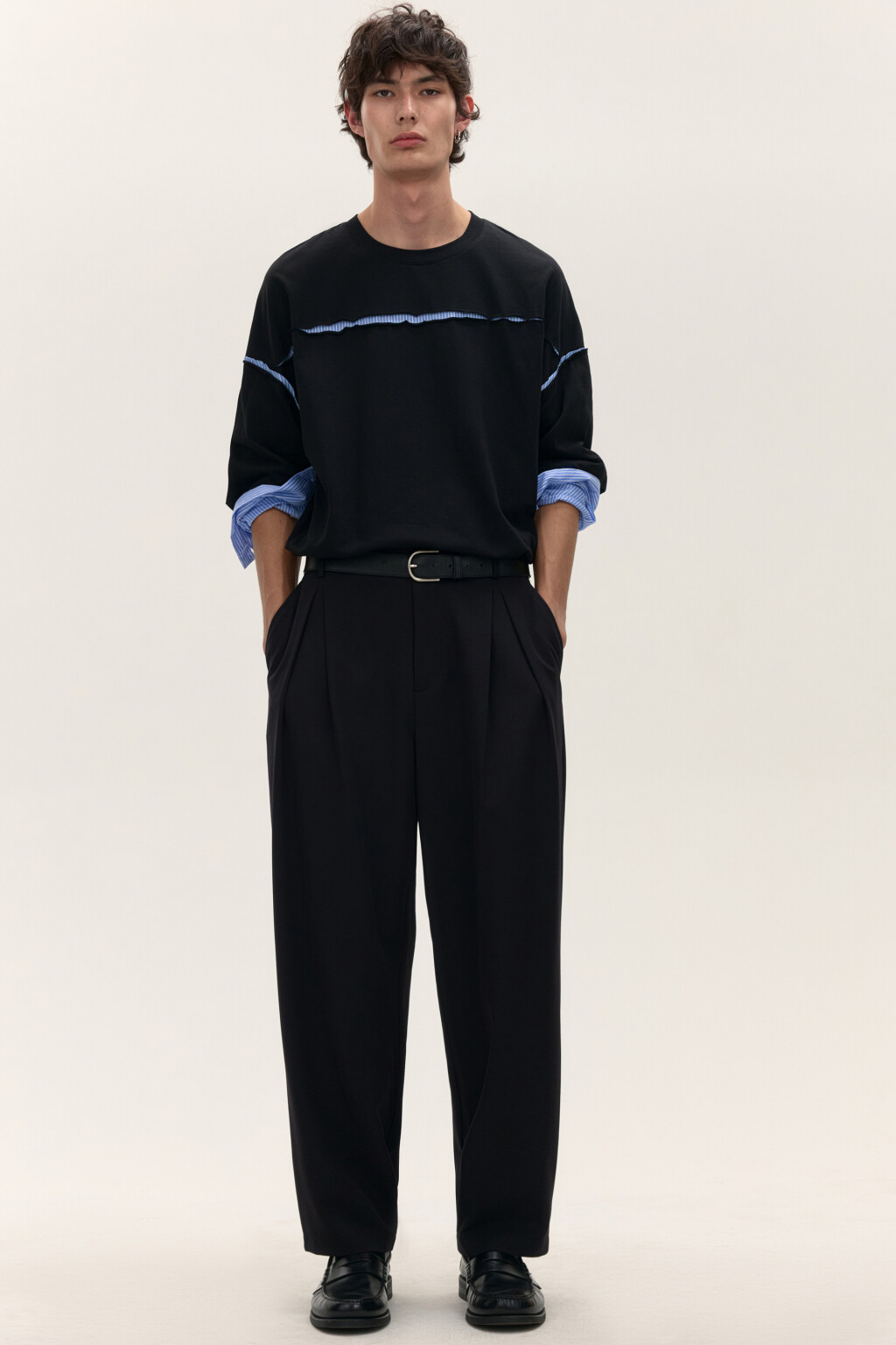 Брюки костюмные со складками - цвет черный - 1