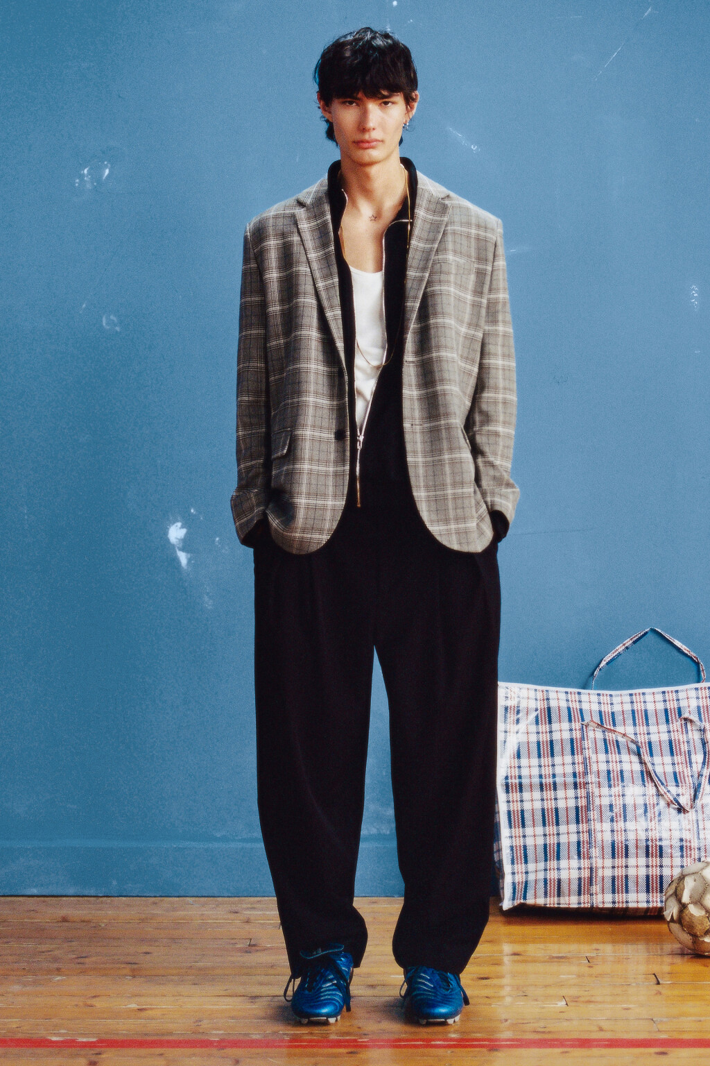 Брюки костюмные со складками - цвет черный - 7