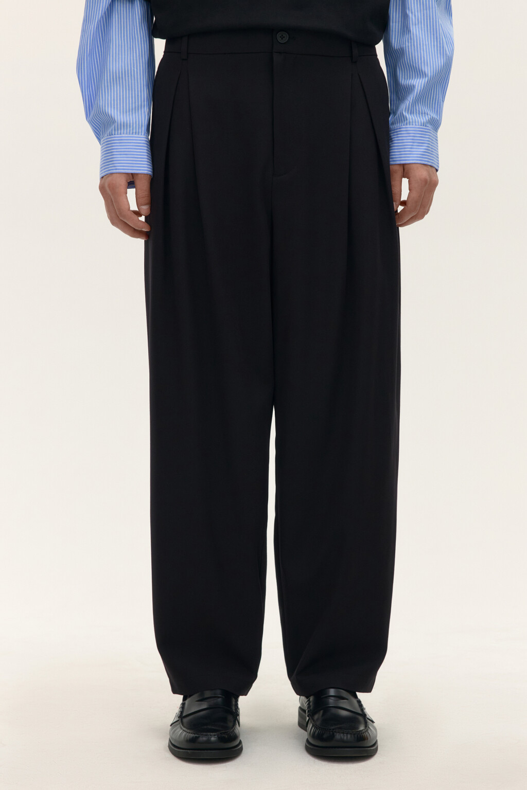 Брюки костюмные со складками - цвет черный - 2