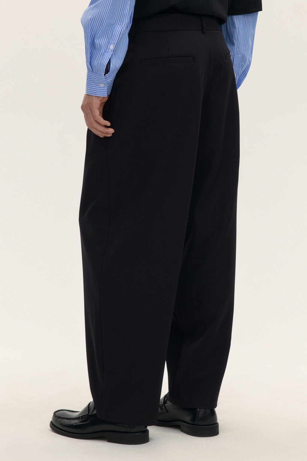 Брюки костюмные со складками - цвет черный - 3