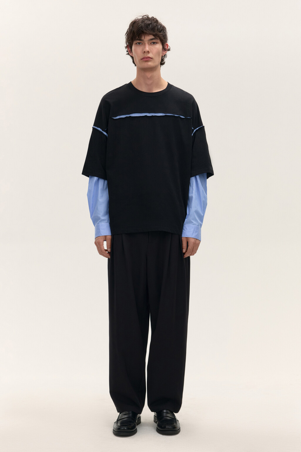 Брюки костюмные со складками - цвет черный - 4