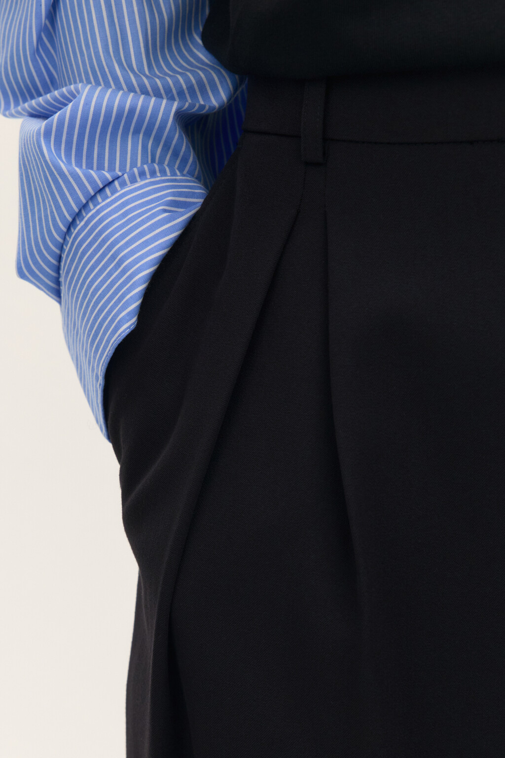 Брюки костюмные со складками - цвет черный - 6
