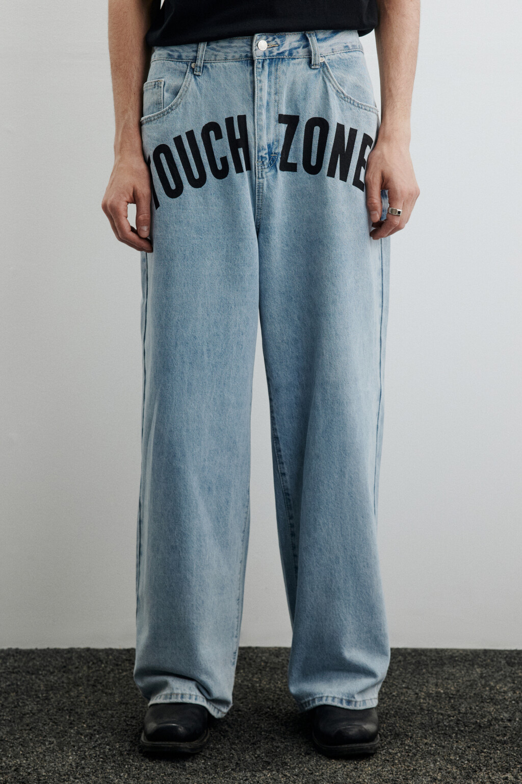 Джинсы широкие с принтом-надписью - цвет голубой - 3
