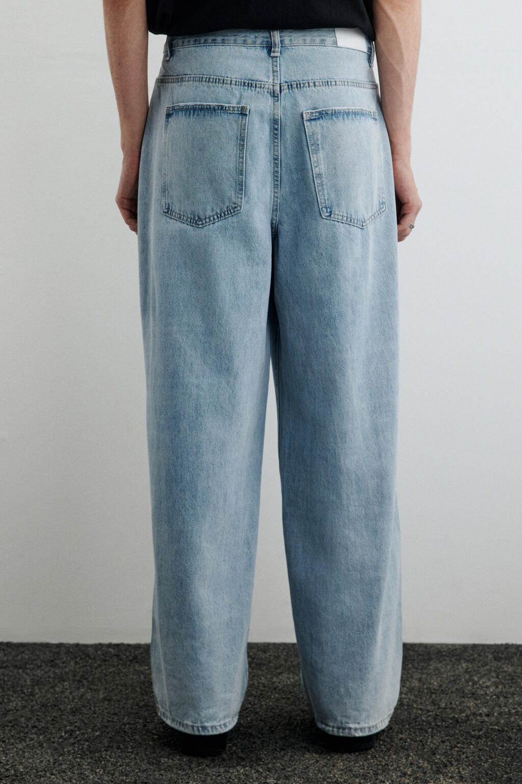 Джинсы широкие с принтом-надписью - цвет голубой - 4