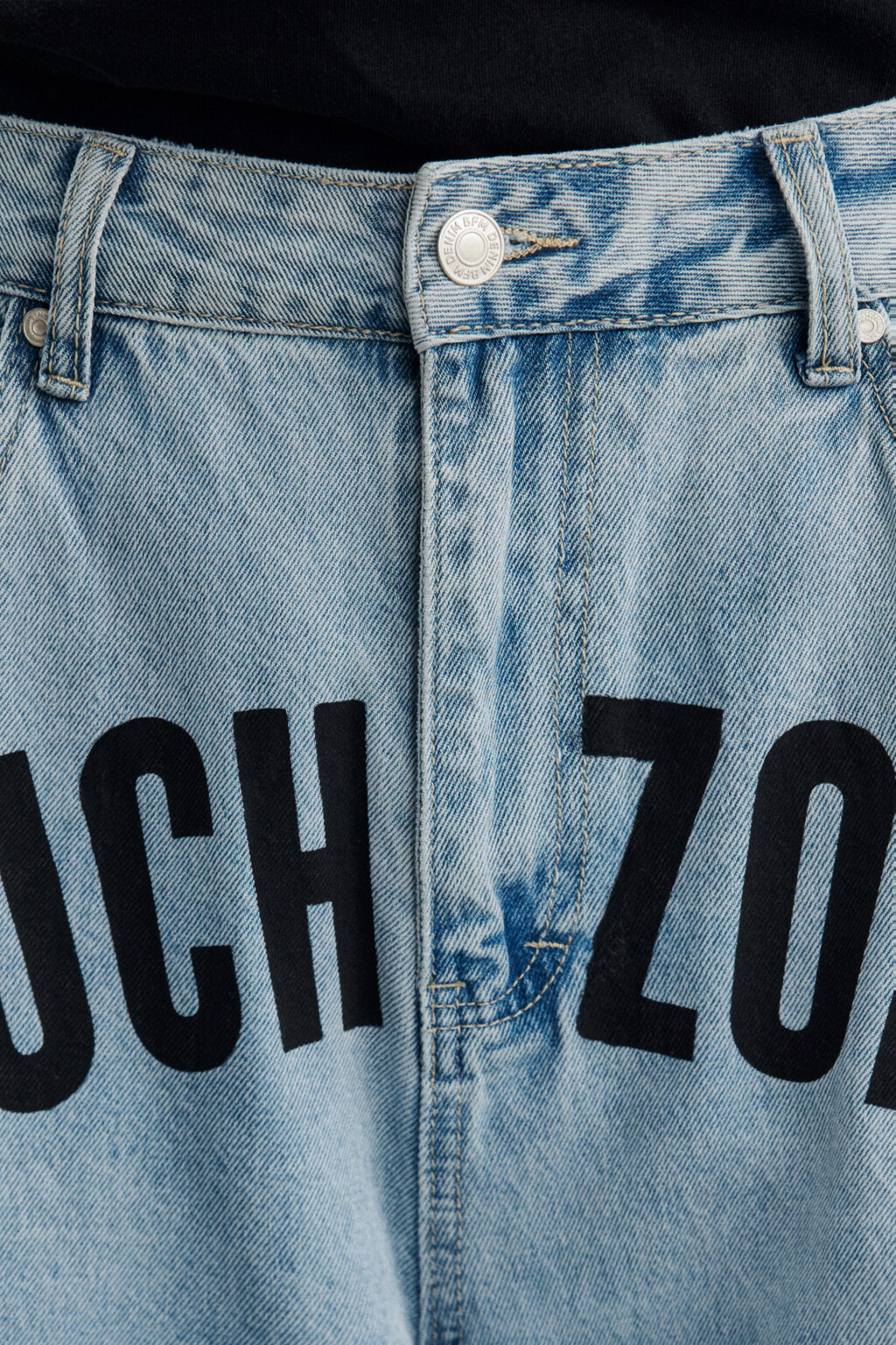 Джинсы широкие с принтом-надписью - цвет голубой - 5