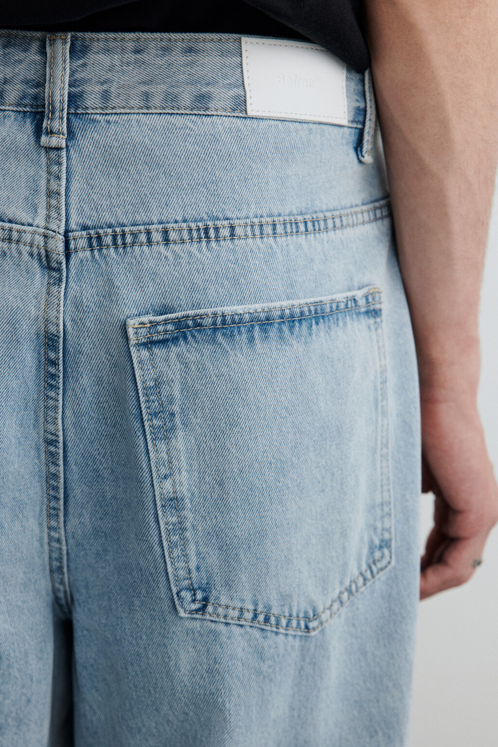 Джинсы широкие с принтом-надписью - цвет голубой - 6