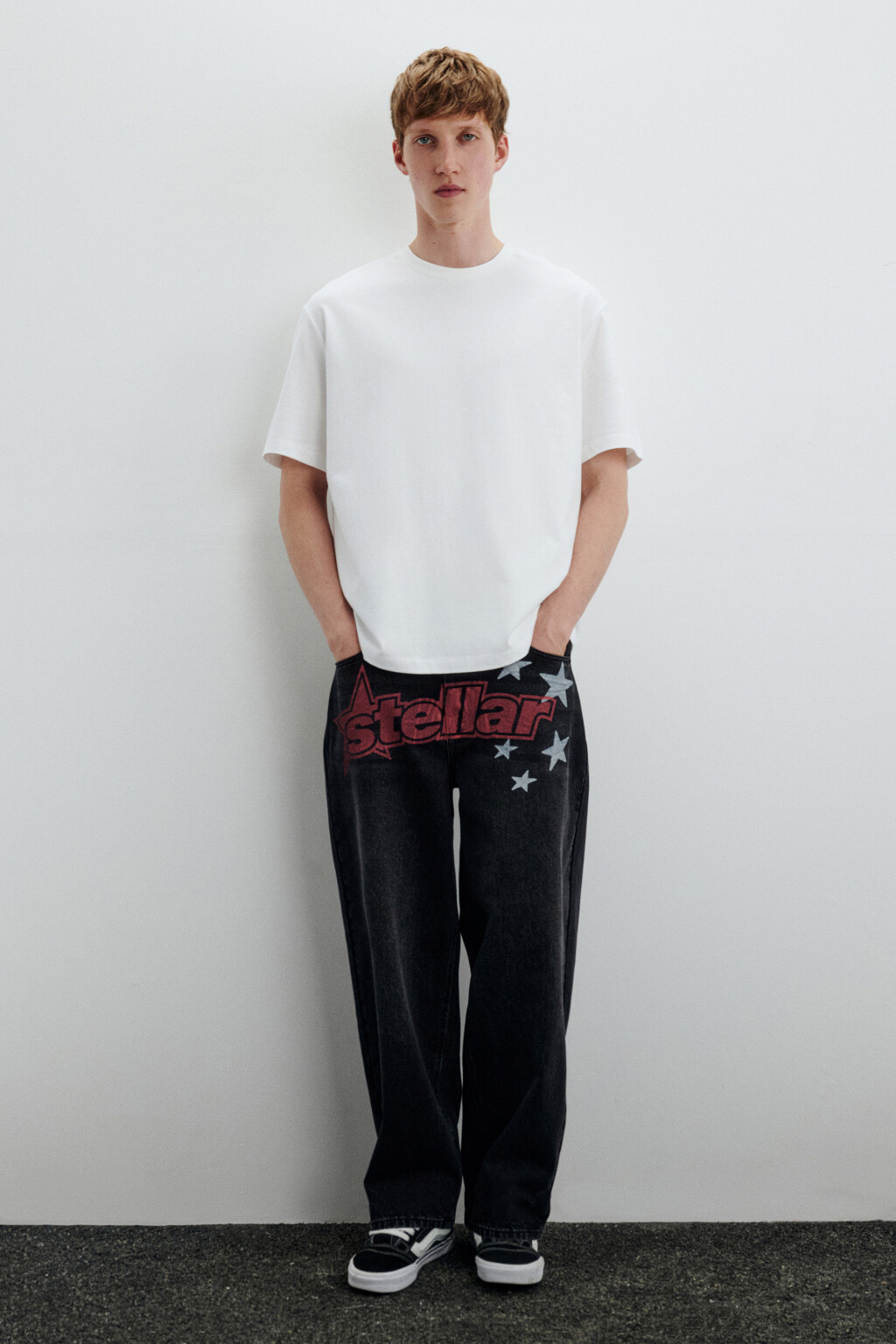 Джинсы широкие с принтом - цвет черный - 1