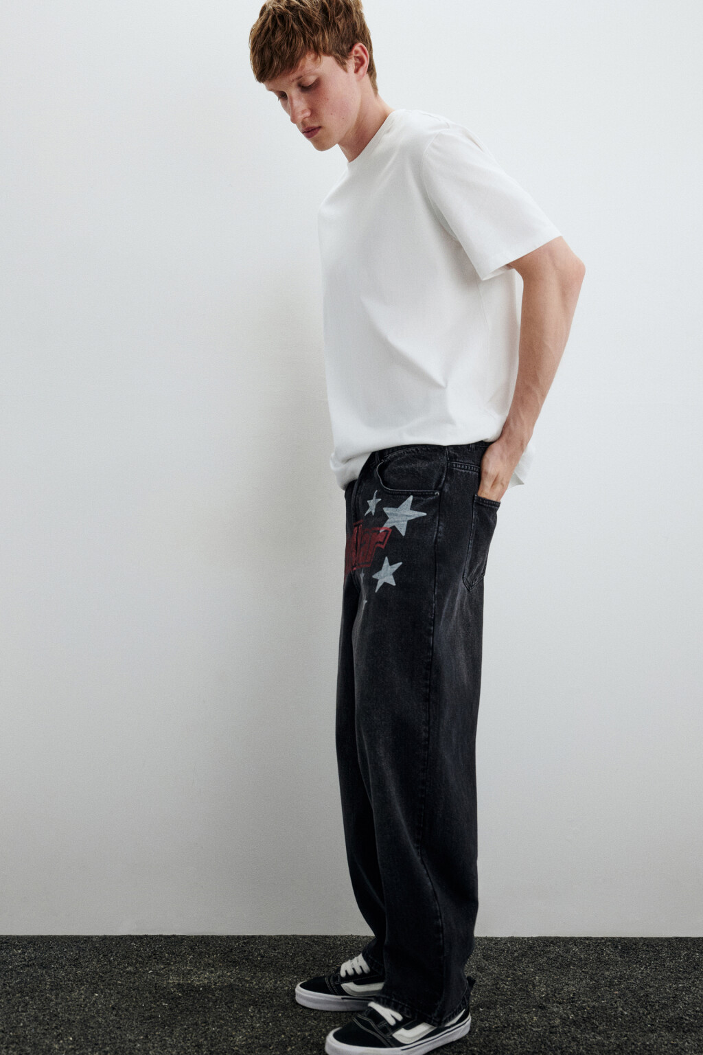 Джинсы широкие с принтом - цвет черный - 2