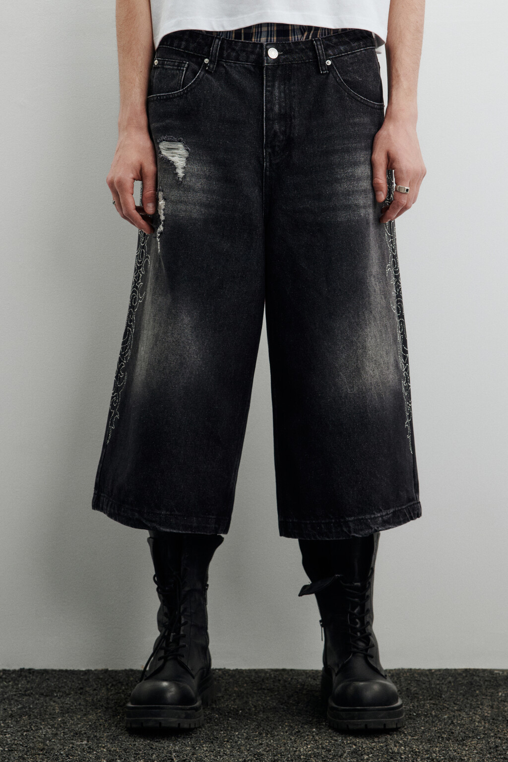 Джортсы рваные со стразами - цвет серый - 2