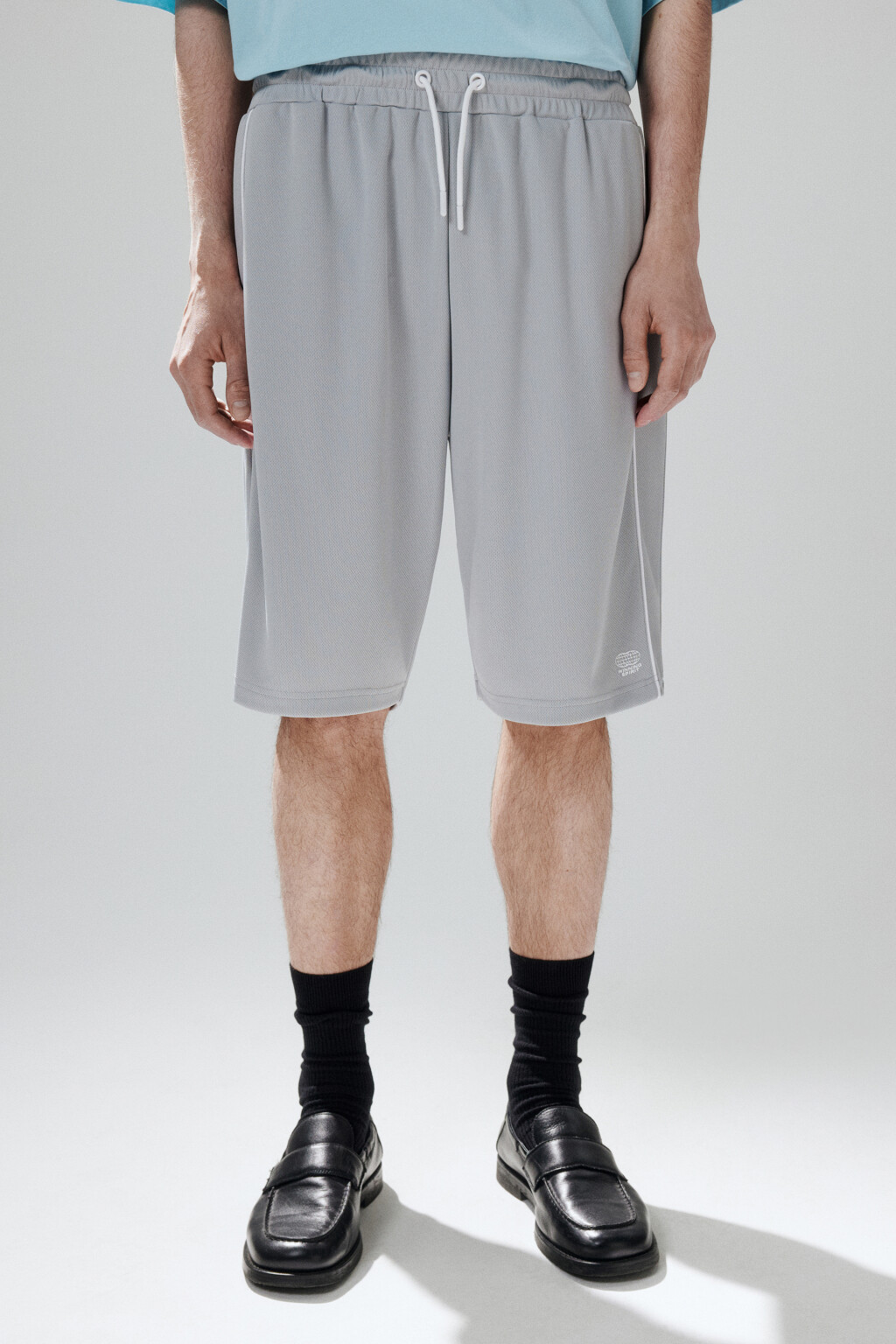 Шорты спортивные из сетки с лампасами - цвет серый - 2