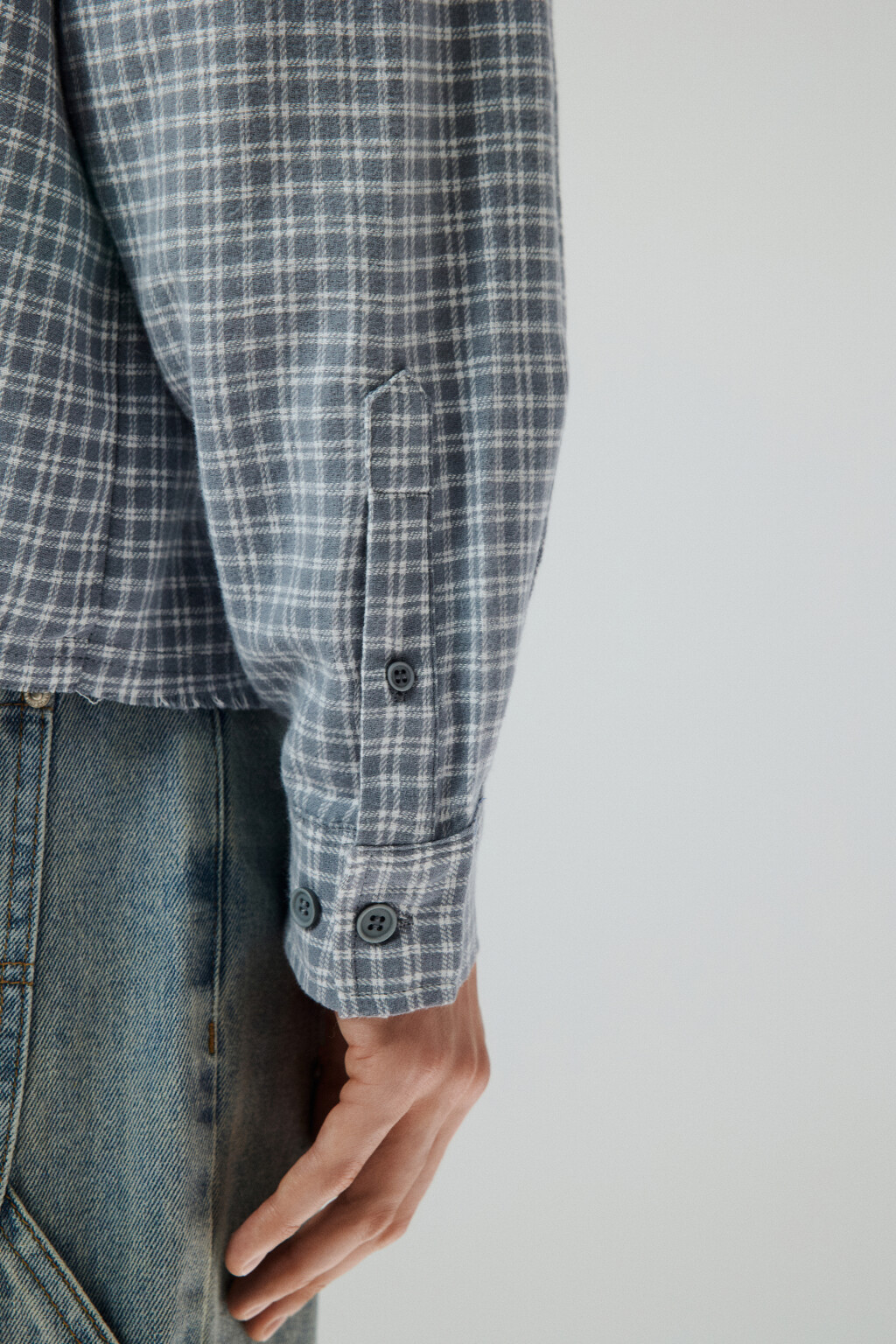 Рубашка в клетку с открытыми срезами - цвет серый - 6