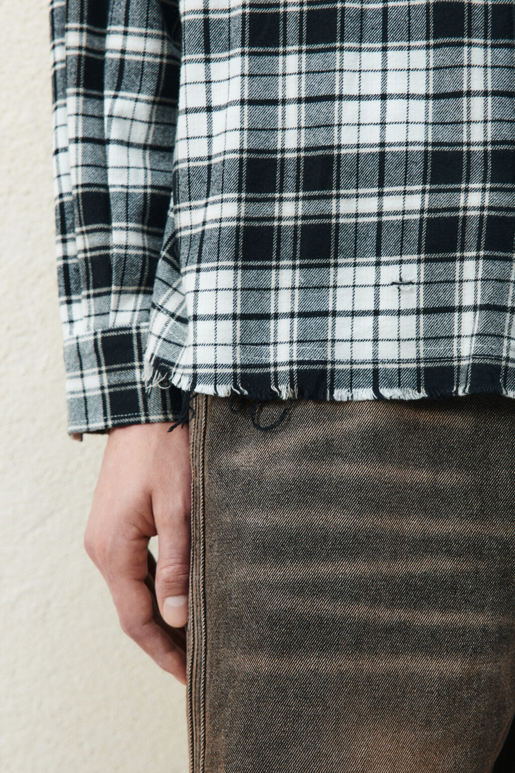 Рубашка в клетку с открытыми срезами - цвет черный - 5