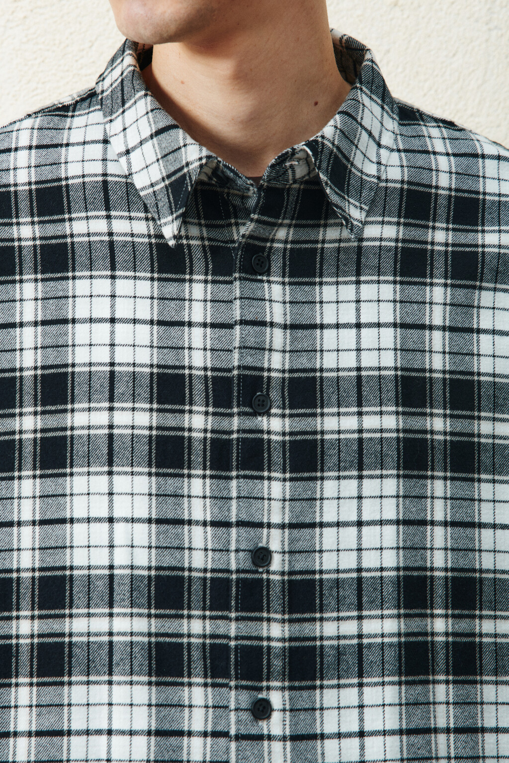 Рубашка в клетку с открытыми срезами - цвет черный - 6