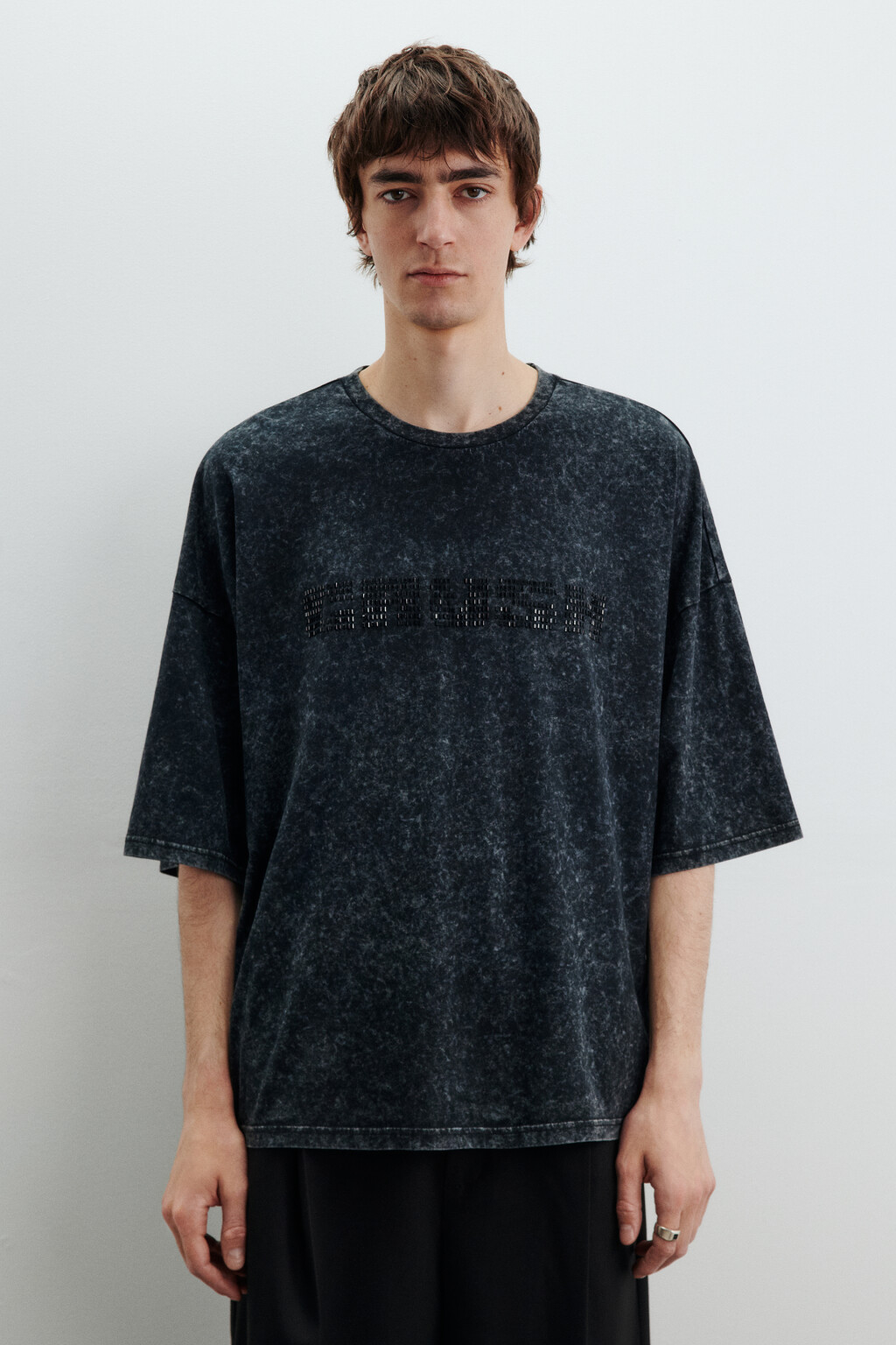 Футболка с вареным эффектом и надписью - цвет черный - 2