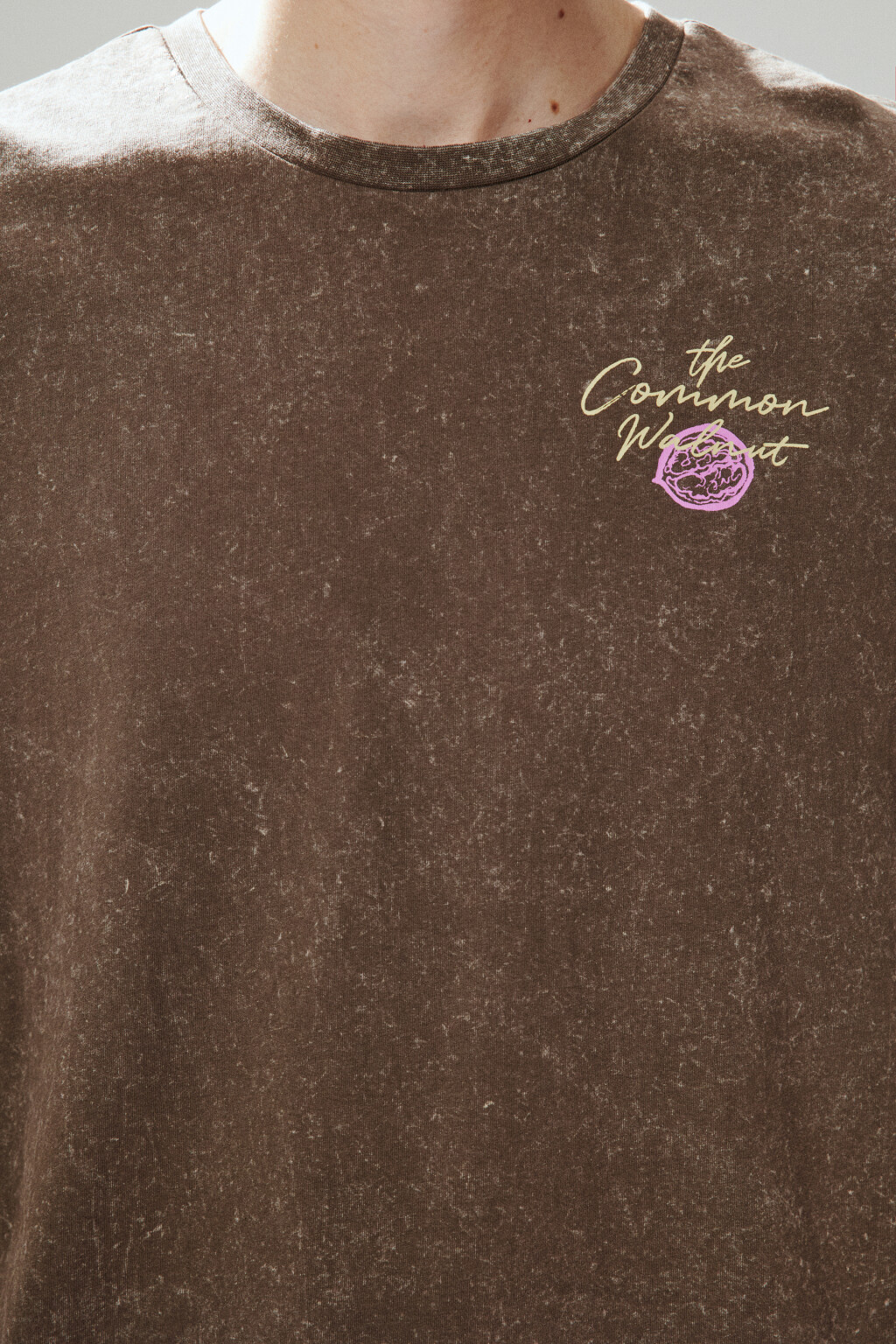 Футболка с принтом и открытыми срезами - цвет коричневый - 6